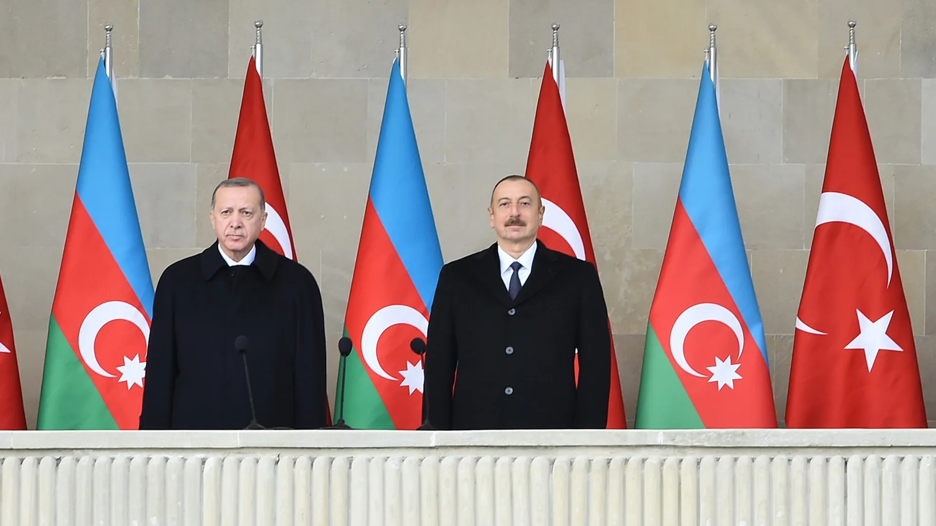 Erdoğan ve Aliyev, 10 Aralık 2020'de Bakü'deki Karabağ zafer geçidinde Türk ve Azerbaycan bayrakları önünde