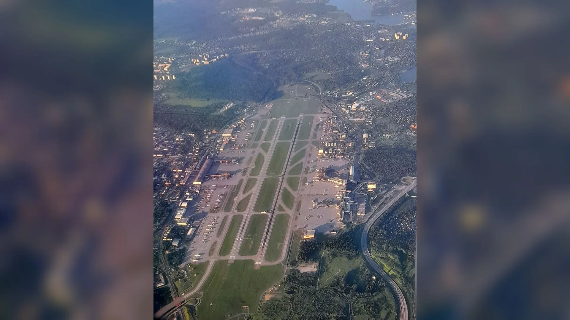 Havadan çekilmiş, iki paralel pisti ve terminal binaları olan büyük bir havalimanı