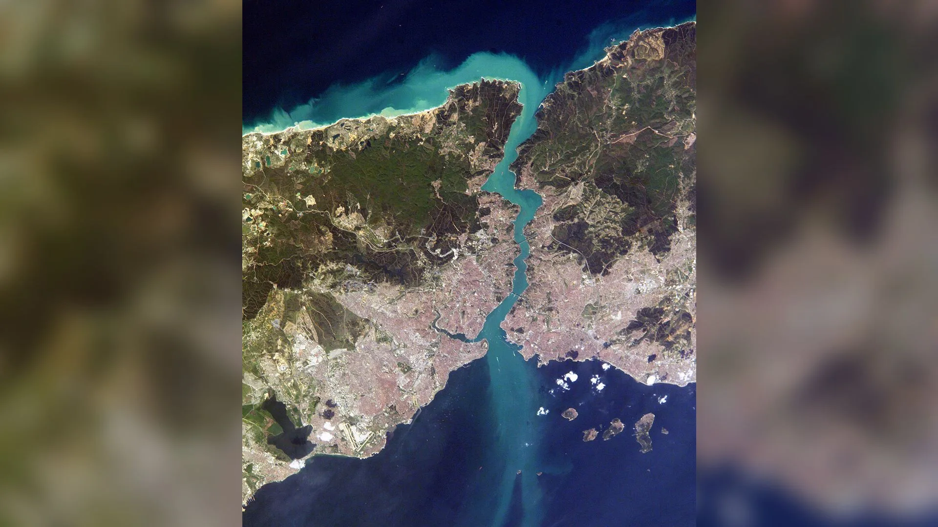 İstanbul Boğazı ve çevresindeki kentin uzaydan çekilmiş uydu görüntüsü