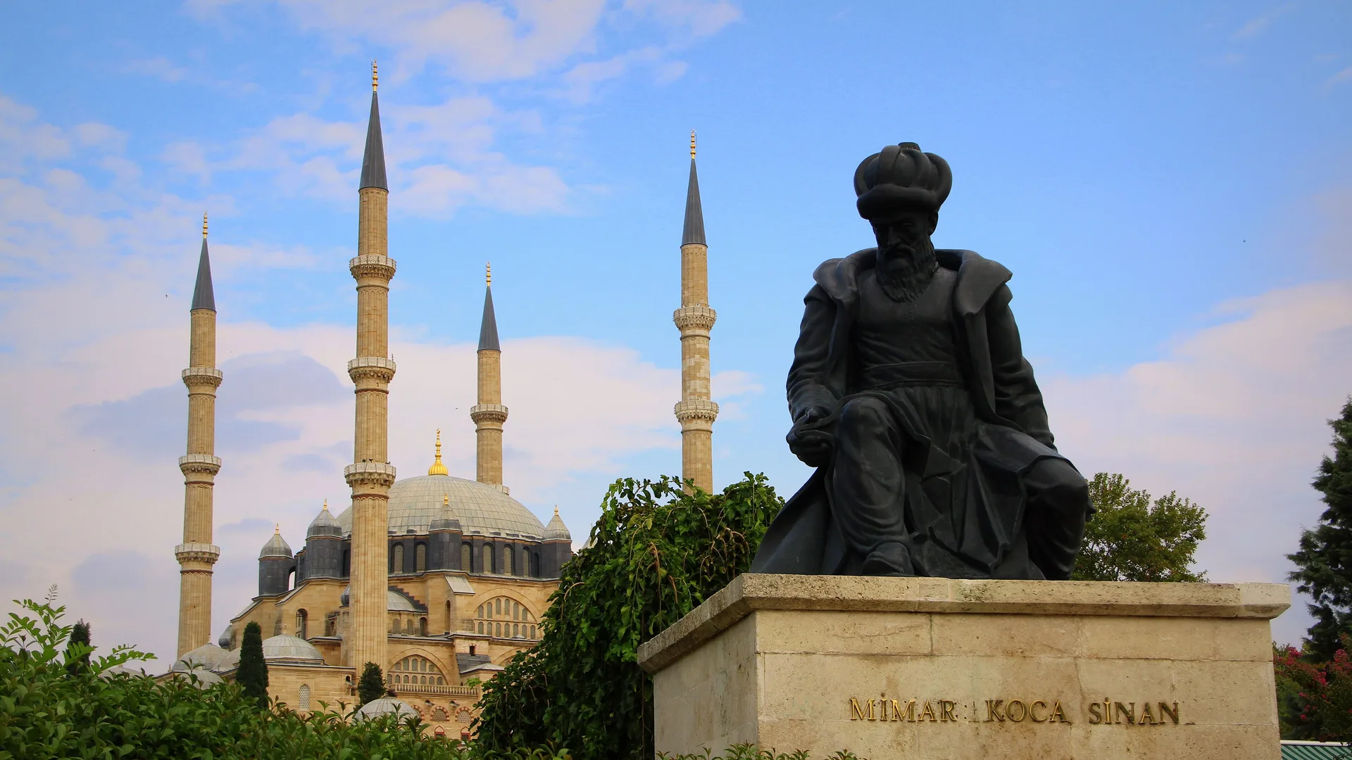 Dört minareli Selimiye Camii önünde kaide üzerinde oturan Mimar Koca Sinan heykeli