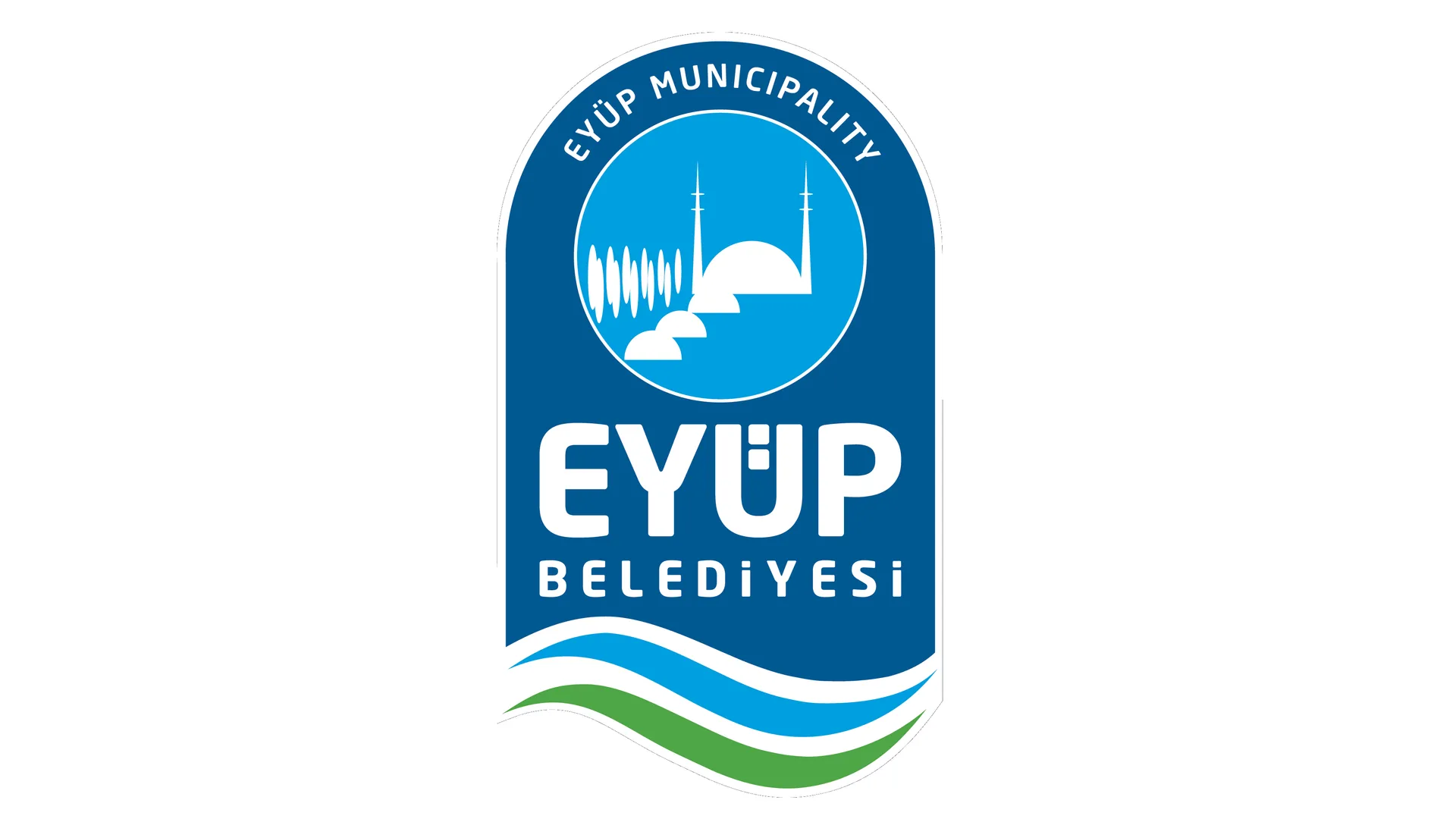 Türk bayraklarıyla süslü, taş cepheli çok katlı Eyüp Belediyesi hizmet binası