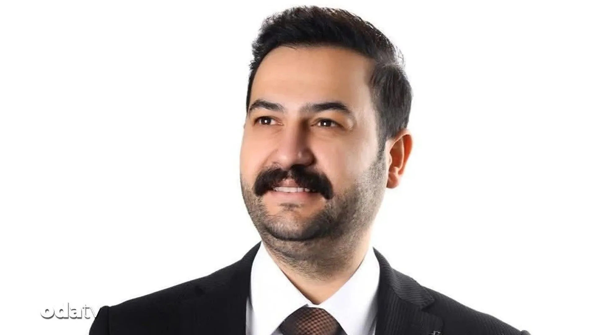 Silindir biçimli yüksek binaların önünde park etmiş, Ataşehir Belediyesi Spor Kulübü yazılı siyah otobüs