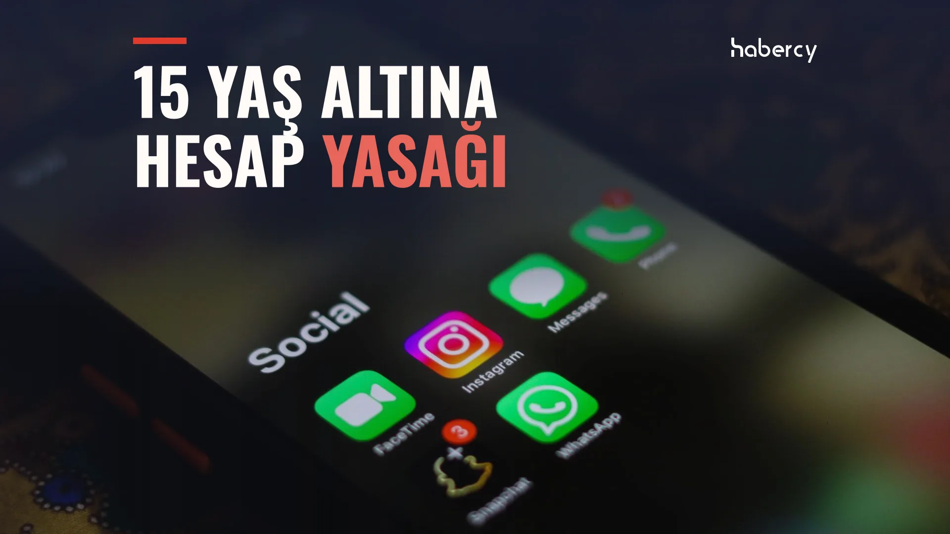 Sosyal medya uygulama simgelerinin göründüğü telefon ekranının yakın çekimi
