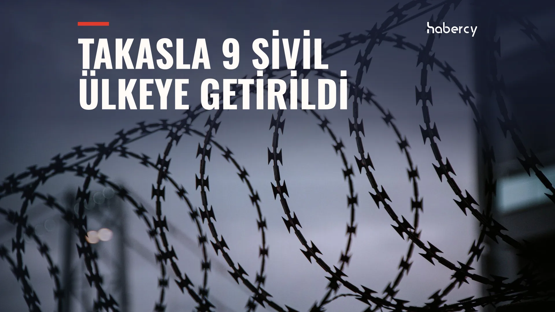 Bulutlu gökyüzü önünde jiletli tel örgü sarmalları