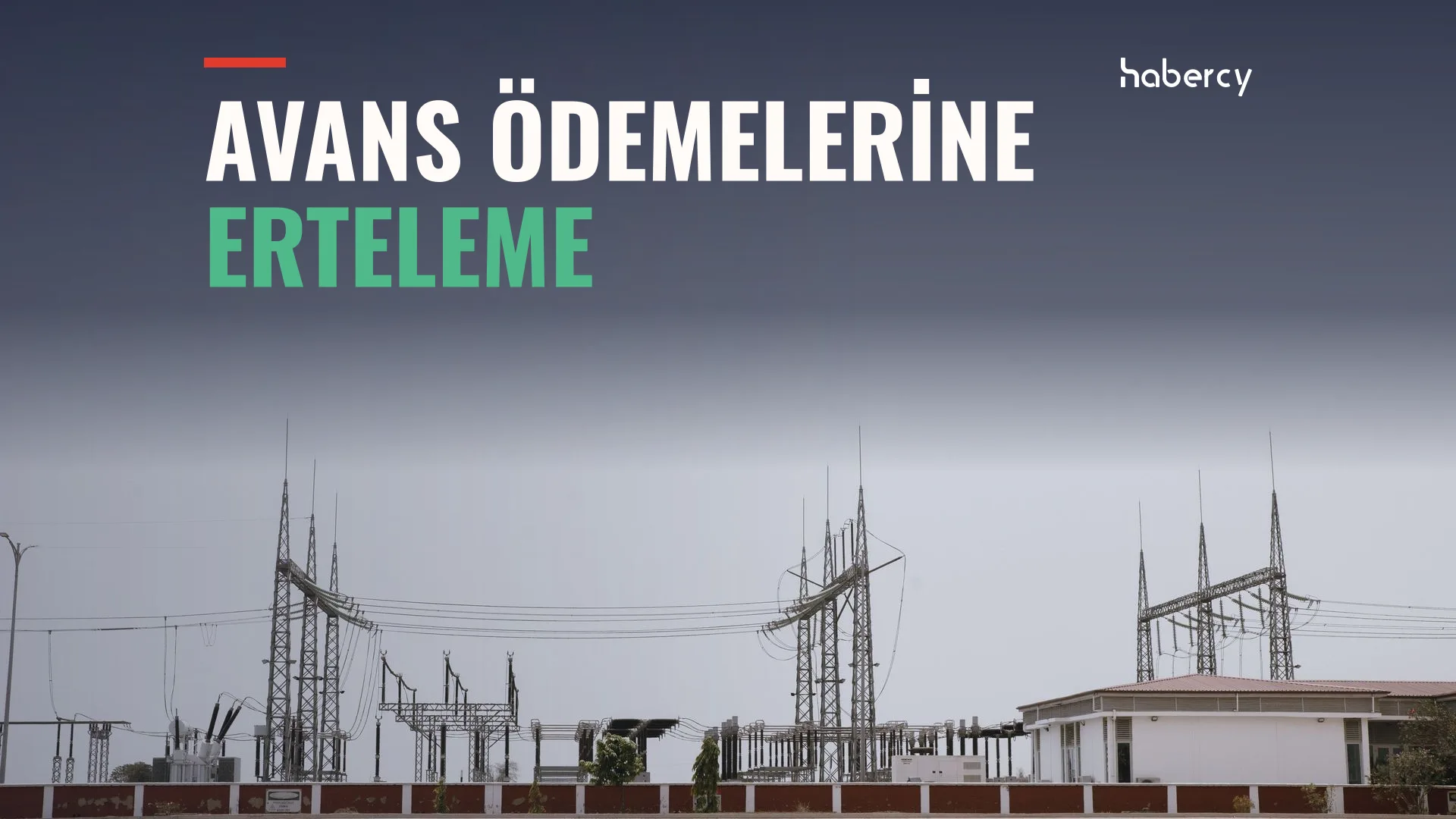 Bulutlu gökyüzü altında yüksek gerilim direkleri ve beyaz binalı bir elektrik trafo merkezi