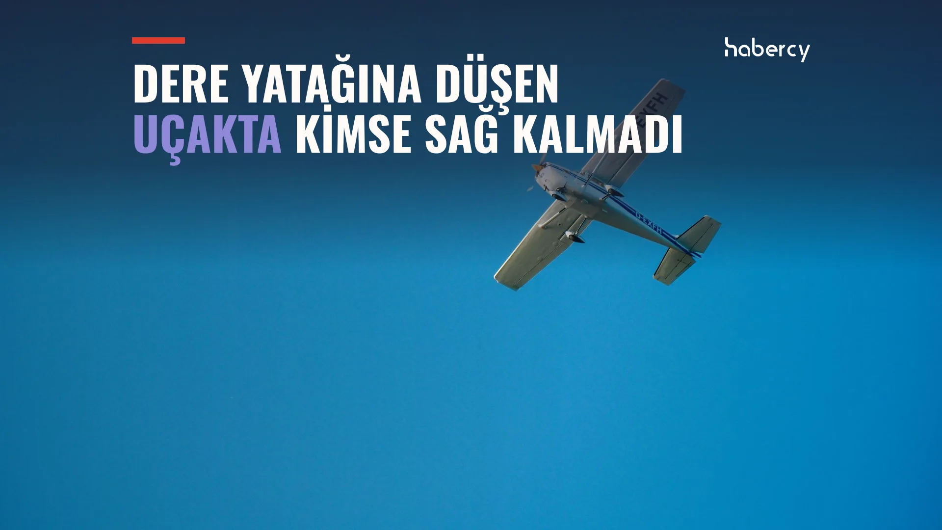 Mavi gökyüzünde alttan görülen beyaz, tek motorlu küçük bir pervaneli uçak