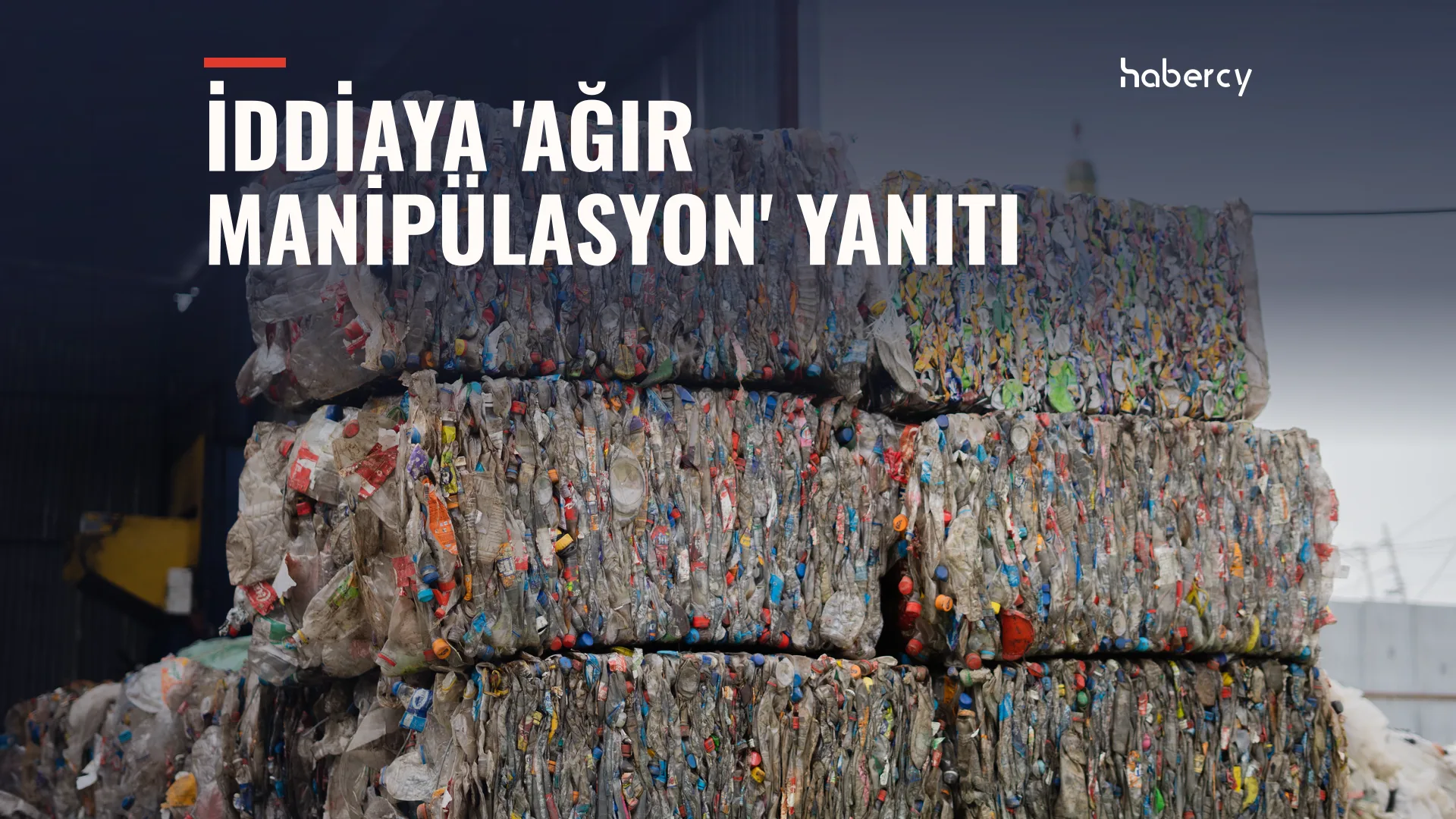 Bir tesiste üst üste istiflenmiş, sıkıştırılmış plastik şişe balyaları.