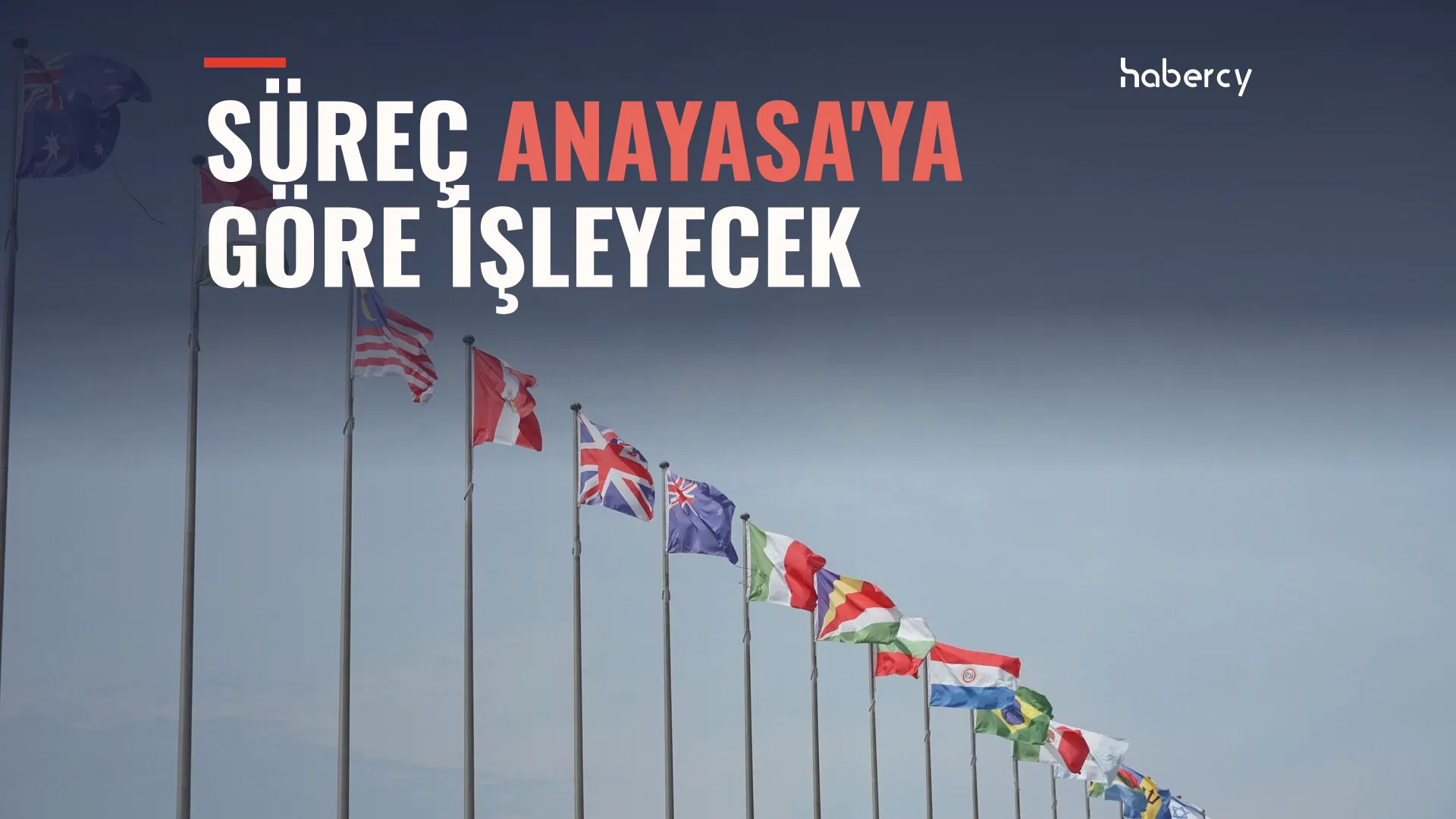 Bulutlu gökyüzü altında sıra sıra direklerde dalgalanan ülke bayrakları