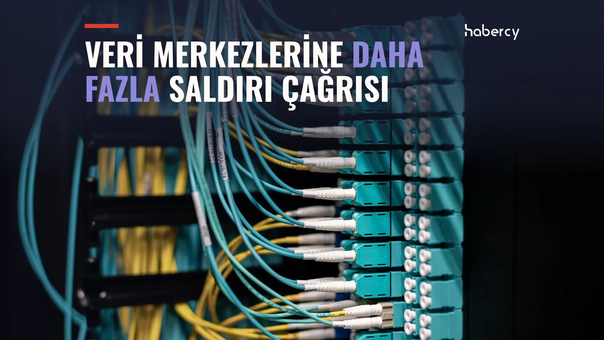 Bir sunucu panosuna takılı mavi ve sarı fiber optik kablolar