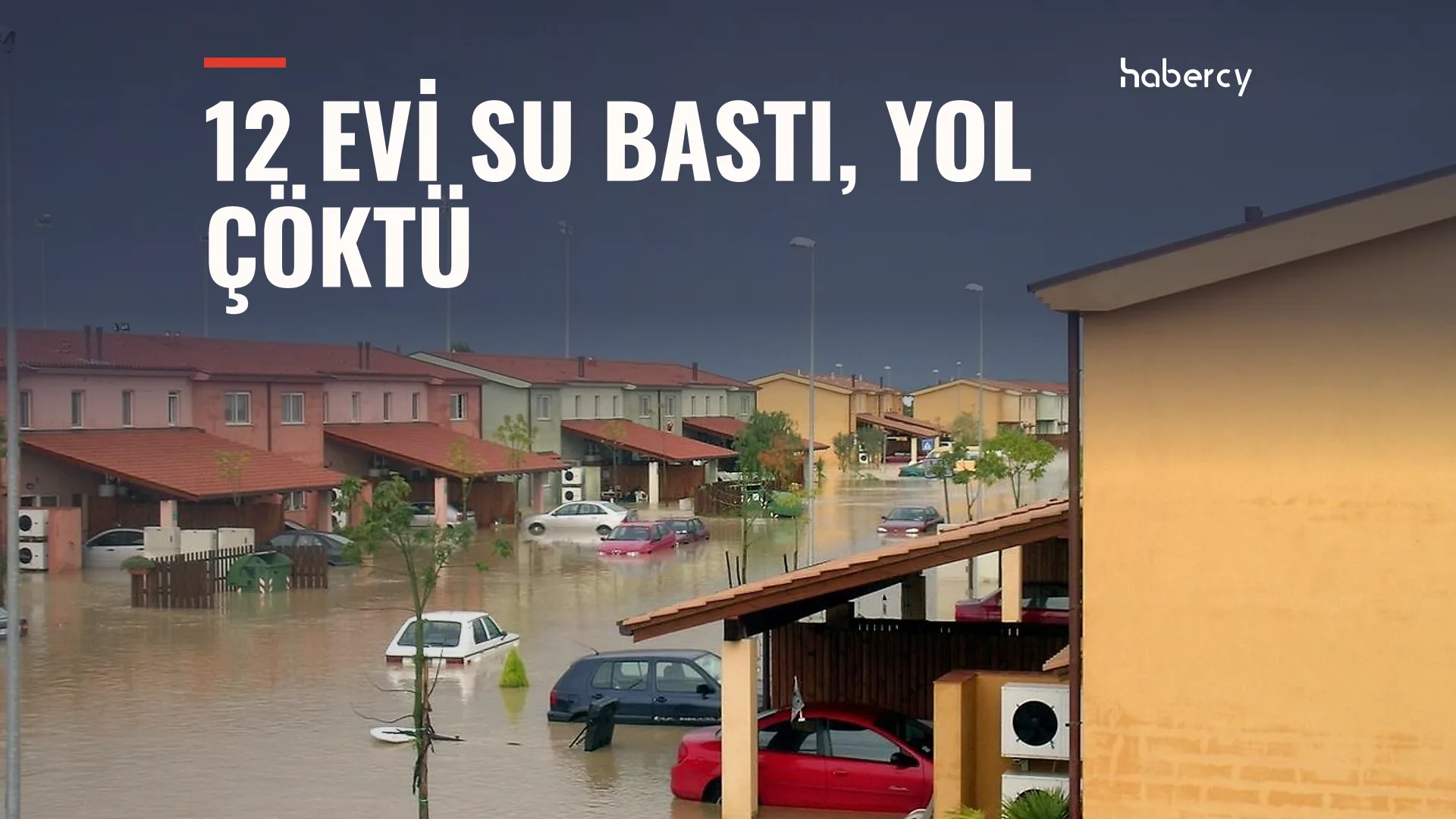 Sular altında kalmış bir site sokağında kırmızı çatılı evler ve suya gömülmüş arabalar