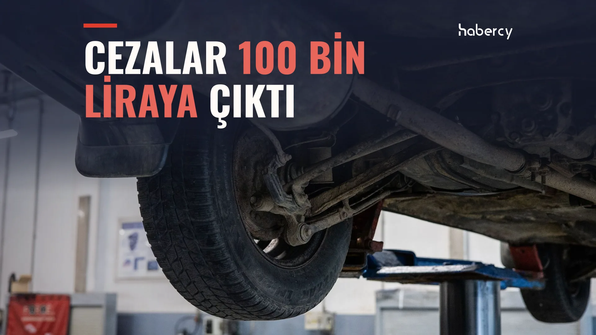 Serviste lifte kaldırılmış bir aracın alttan görünen tekerleği ve aksamı