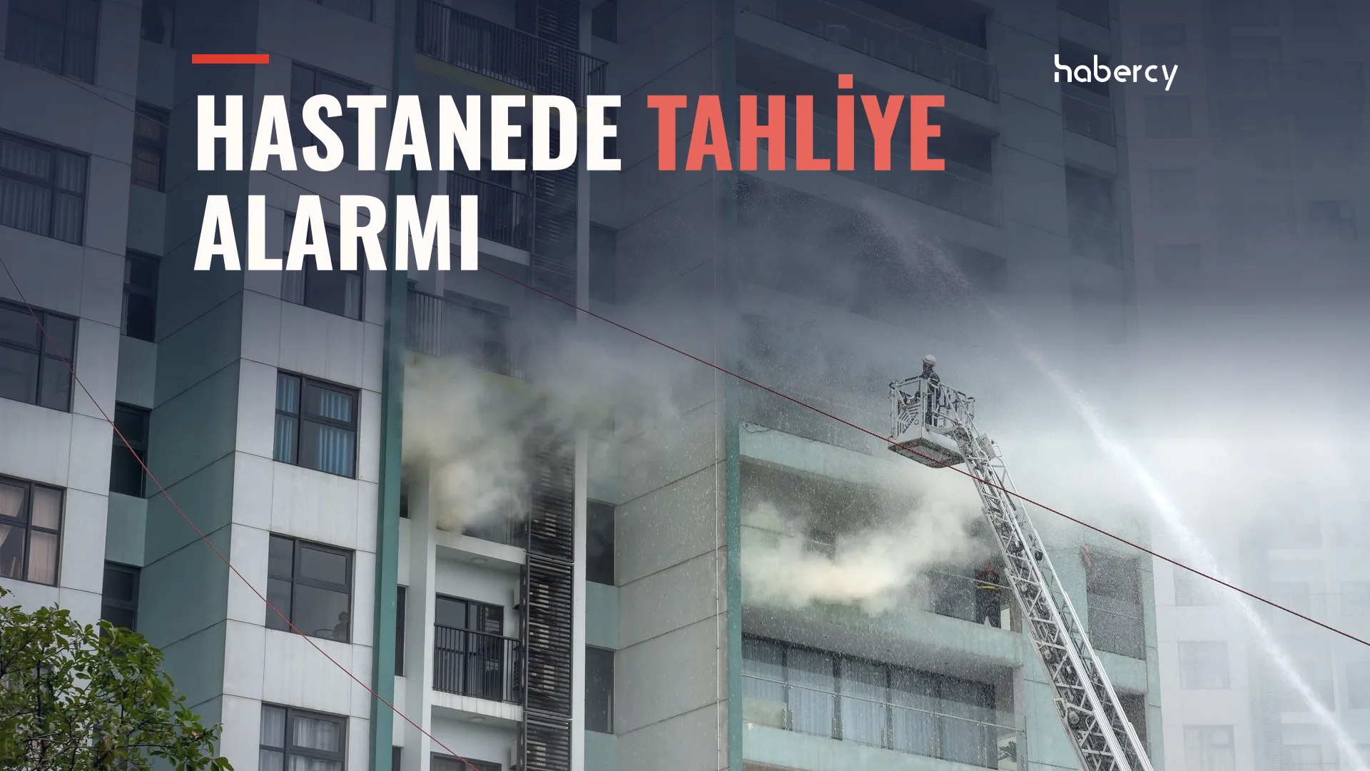 Yüksek bir apartmandan duman yükselirken itfaiye merdiveninde müdahale eden itfaiyeci
