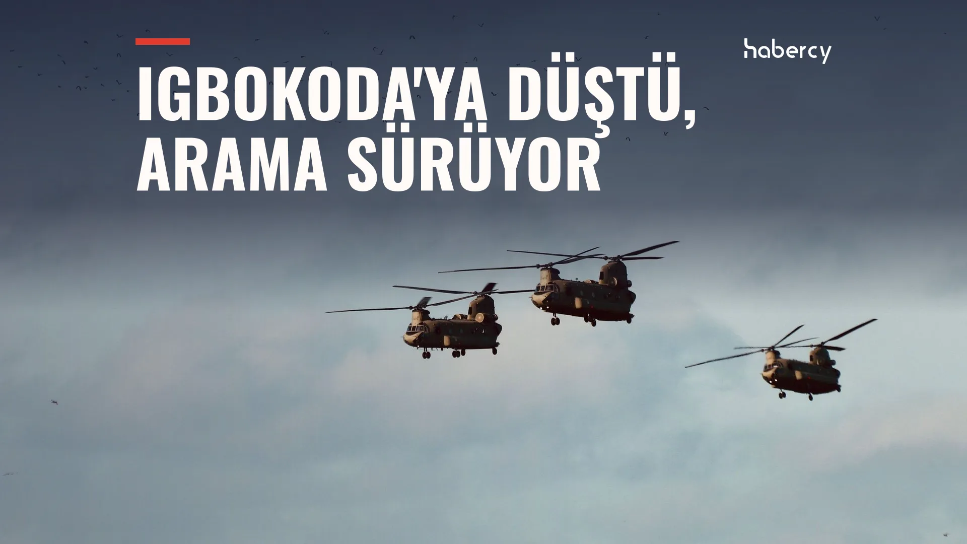 Bulutlu gökyüzünde uçan üç çift rotorlu askeri helikopter