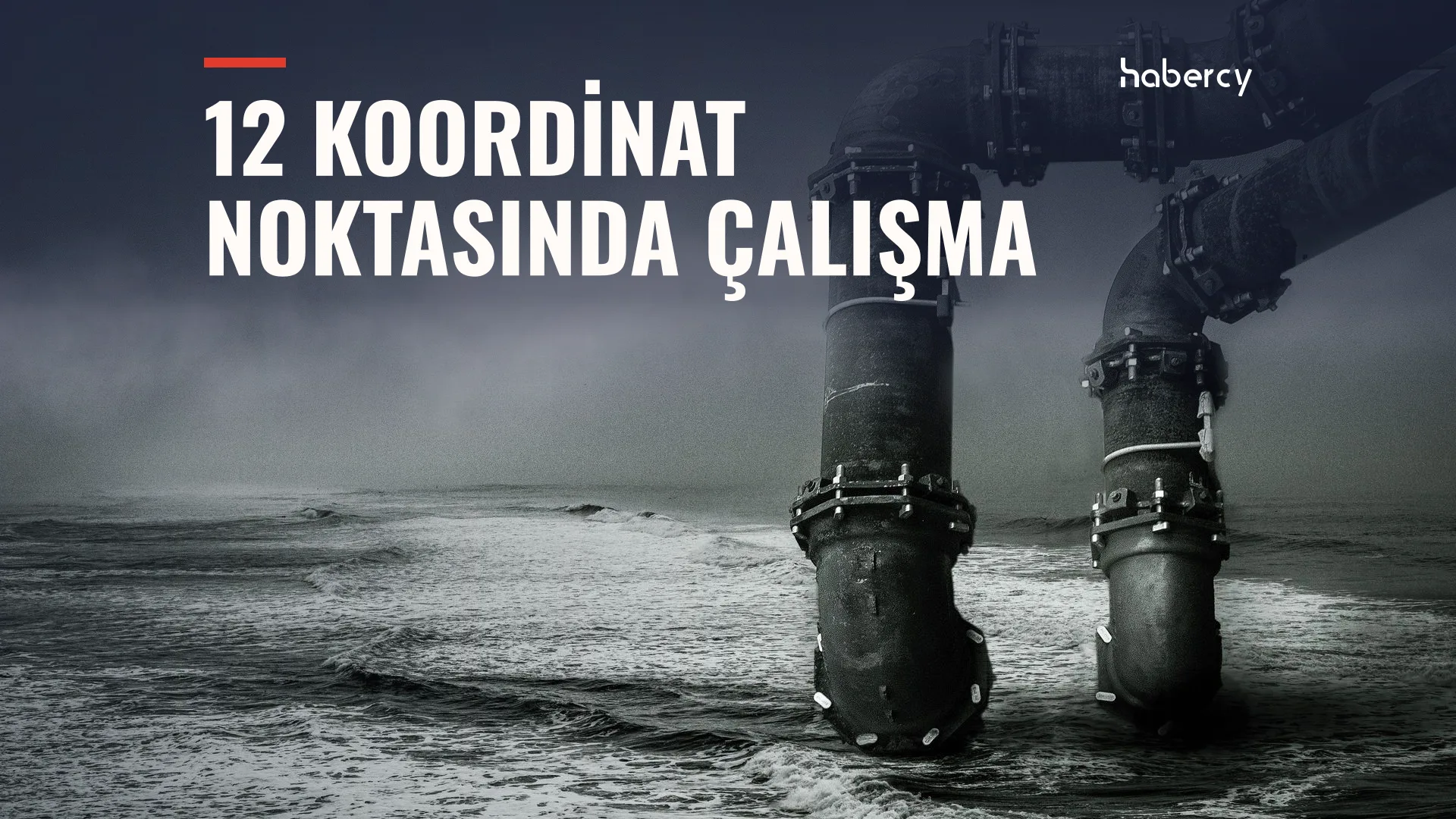 Dalgalı denizin içinden yükselen büyük siyah metal boru hatları