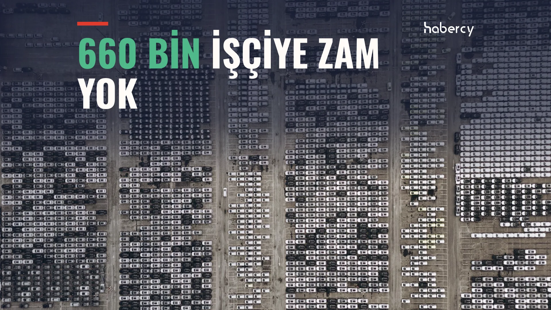 Kuşbakışı geniş bir otoparkta sıra sıra dizilmiş binlerce yeni otomobil
