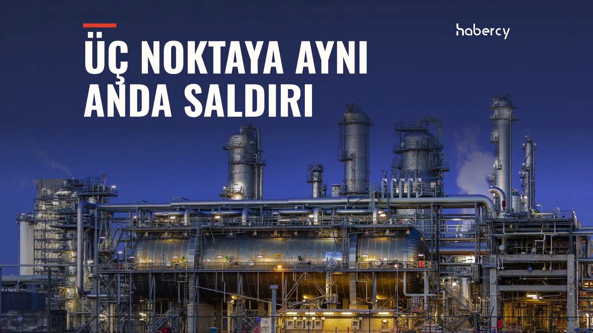 Gece ışıklandırılmış büyük bir rafineri tesisi, çelik kuleler ve boru hatları