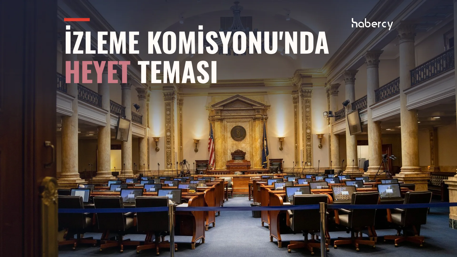 ABD bayraklı, sütunlu, boş sıraları olan bir meclis salonu
