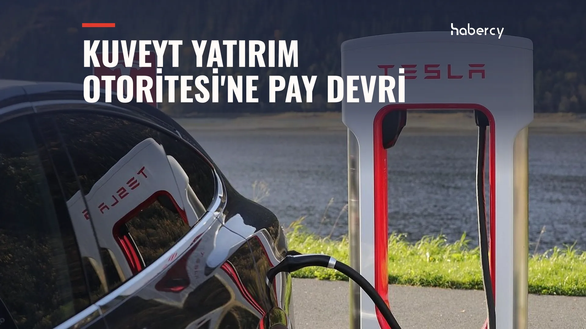 Siyah bir elektrikli otomobil, göl kenarındaki Tesla şarj istasyonuna kabloyla bağlı