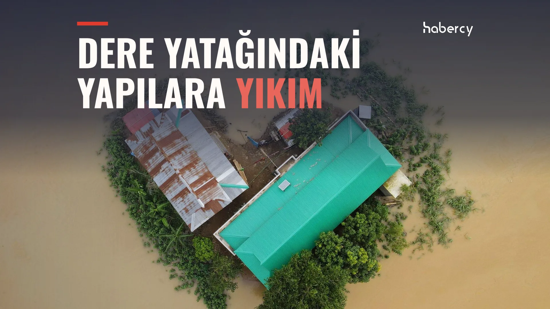 Çamurlu sel suyuyla çevrili, ağaçlar arasındaki yeşil ve paslı çatılı evlerin havadan görünümü