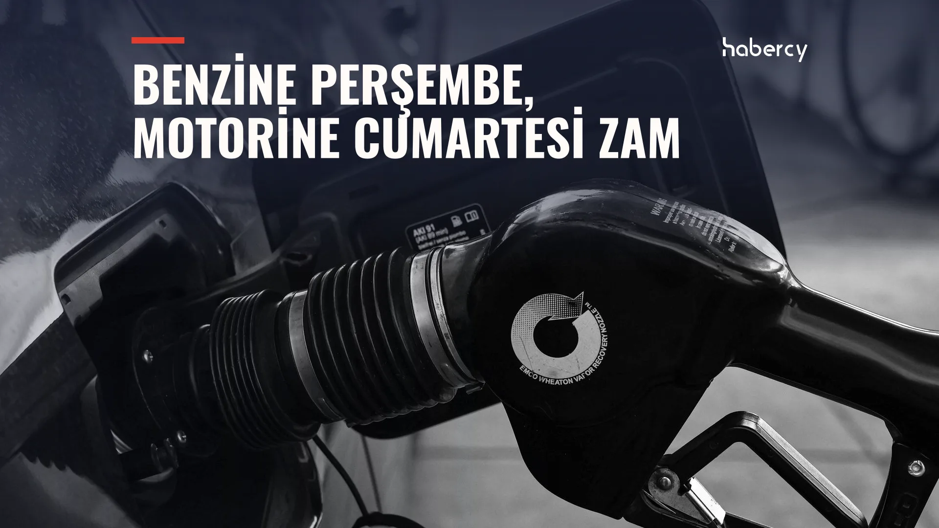Araç deposuna takılı siyah akaryakıt pompası tabancasının yakın çekimi