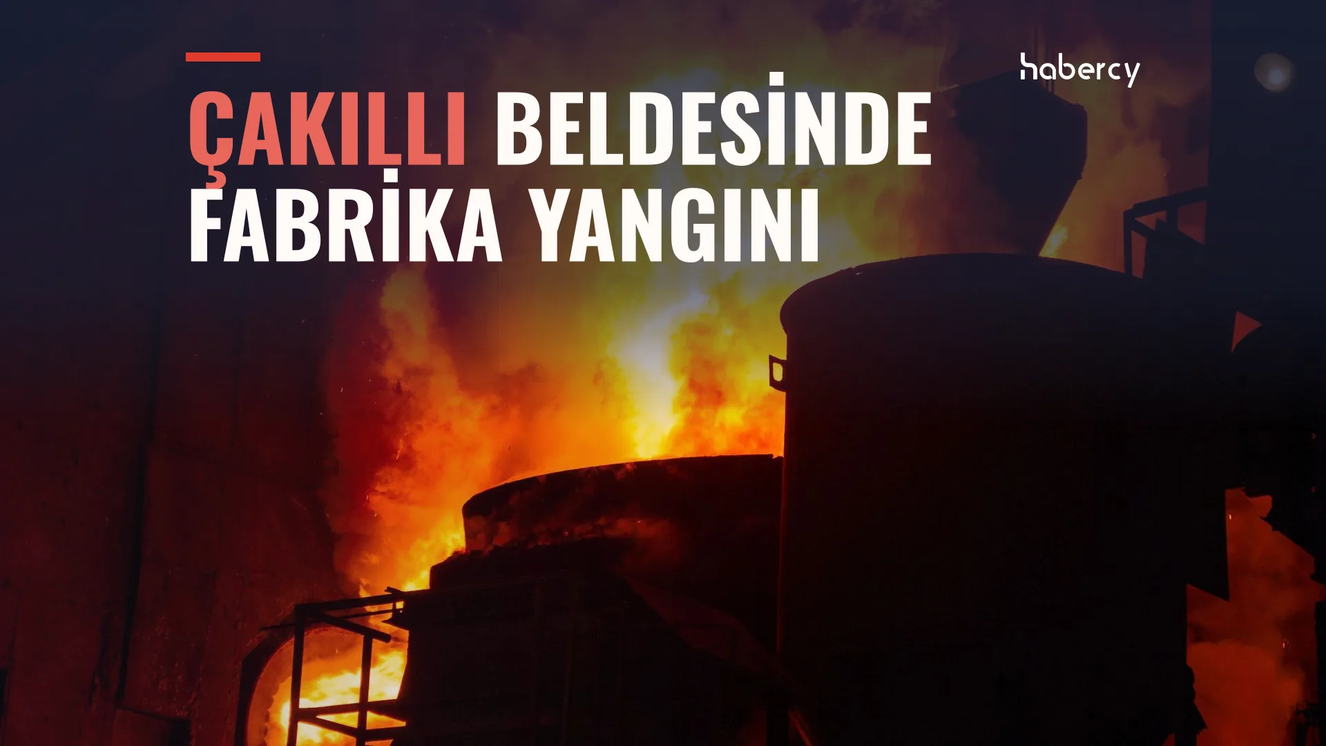 Karanlık bir sanayi tesisinde büyük metal tankların arkasından yükselen turuncu alevler