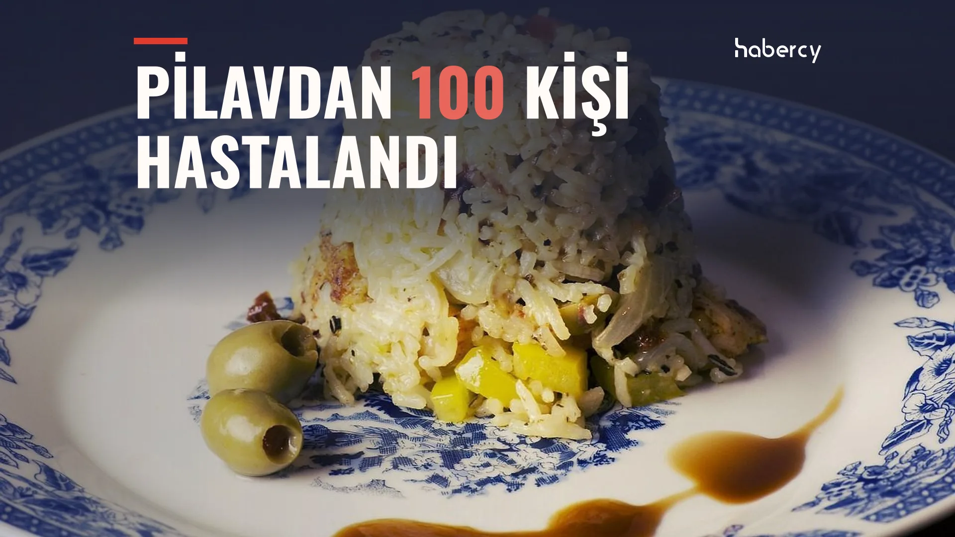 Mavi desenli porselen tabakta kalıp şeklinde pilav, yanında iki yeşil zeytin ve sos