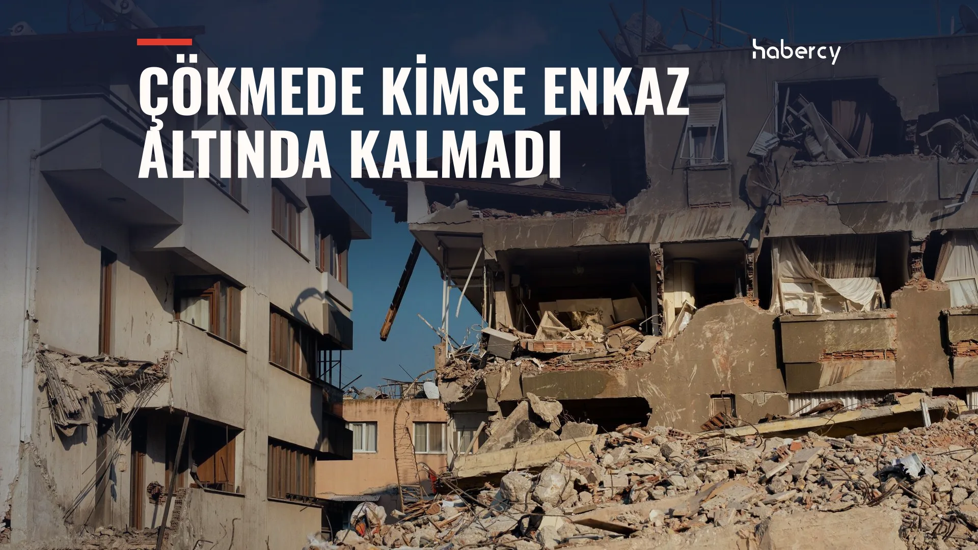 Kısmen yıkılmış çok katlı beton binanın önünde büyük moloz yığını, yanında hasarlı bir apartman