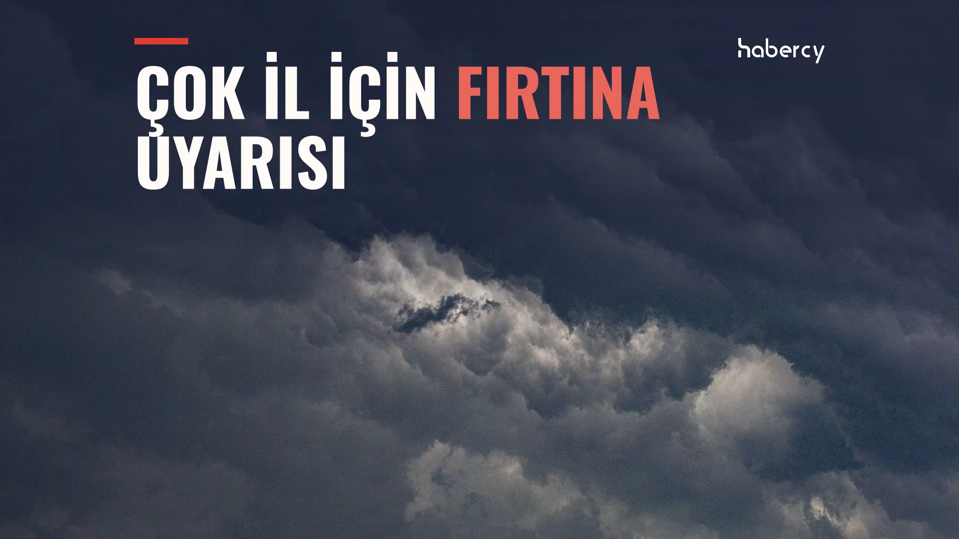 Koyu gri gökyüzünde yoğun fırtına bulutları, üstte büyük beyaz ve kırmızı yazı