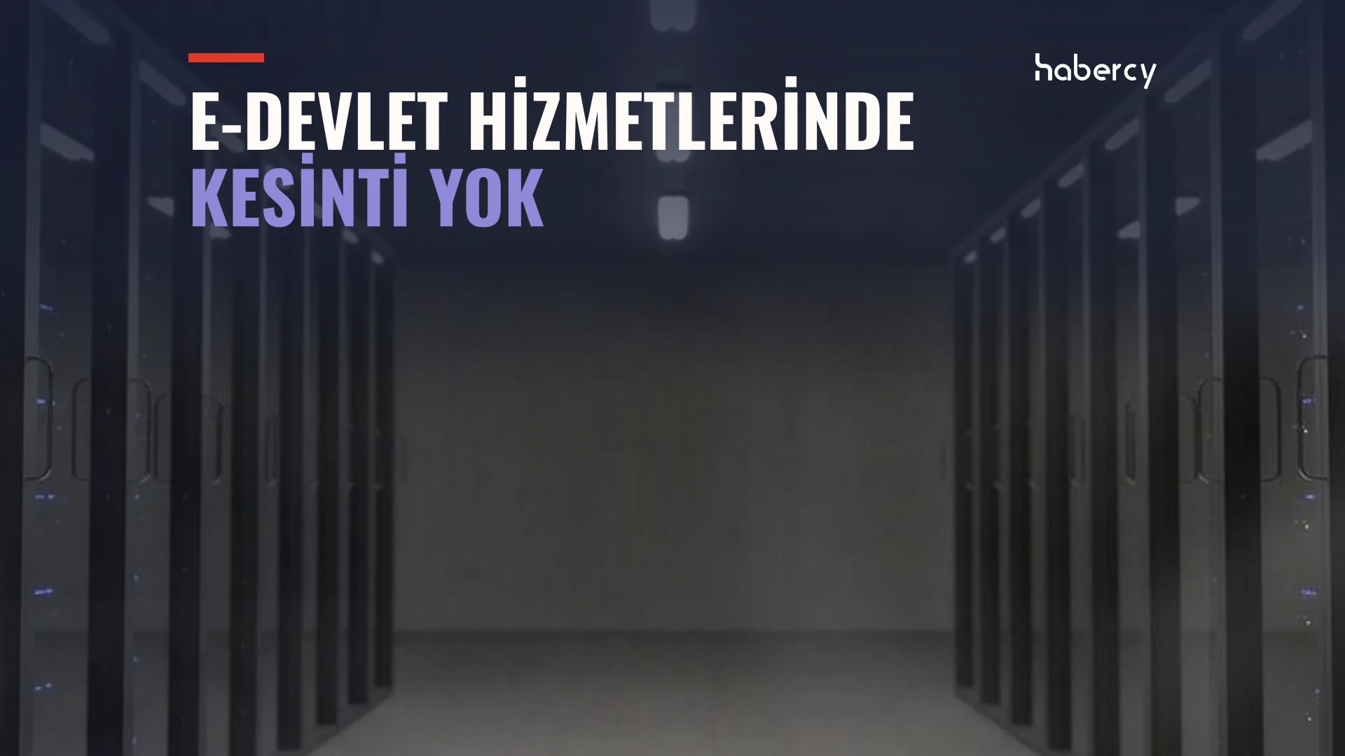 Loş ışıklı bir veri merkezinde iki yanda sıralanmış siyah sunucu dolapları arasında koridor