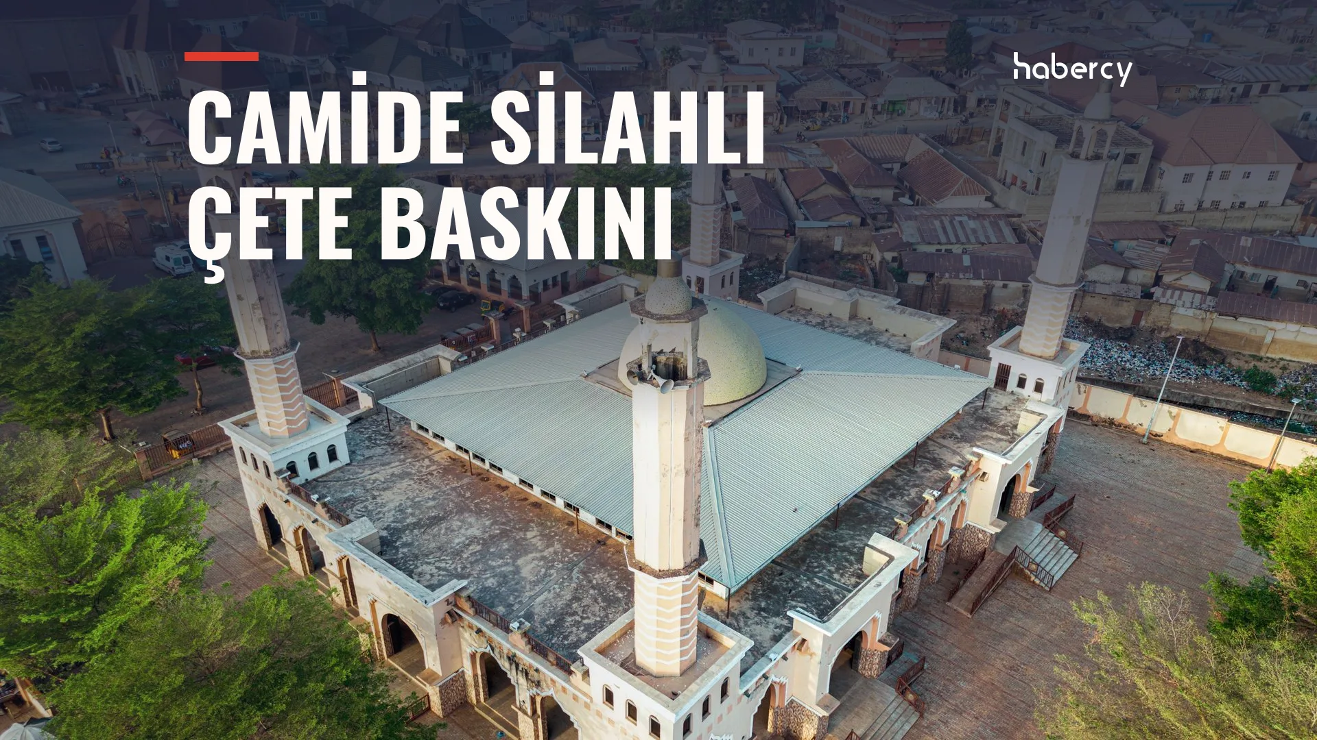 Dört minareli, gri çatılı büyük bir caminin havadan görünümü