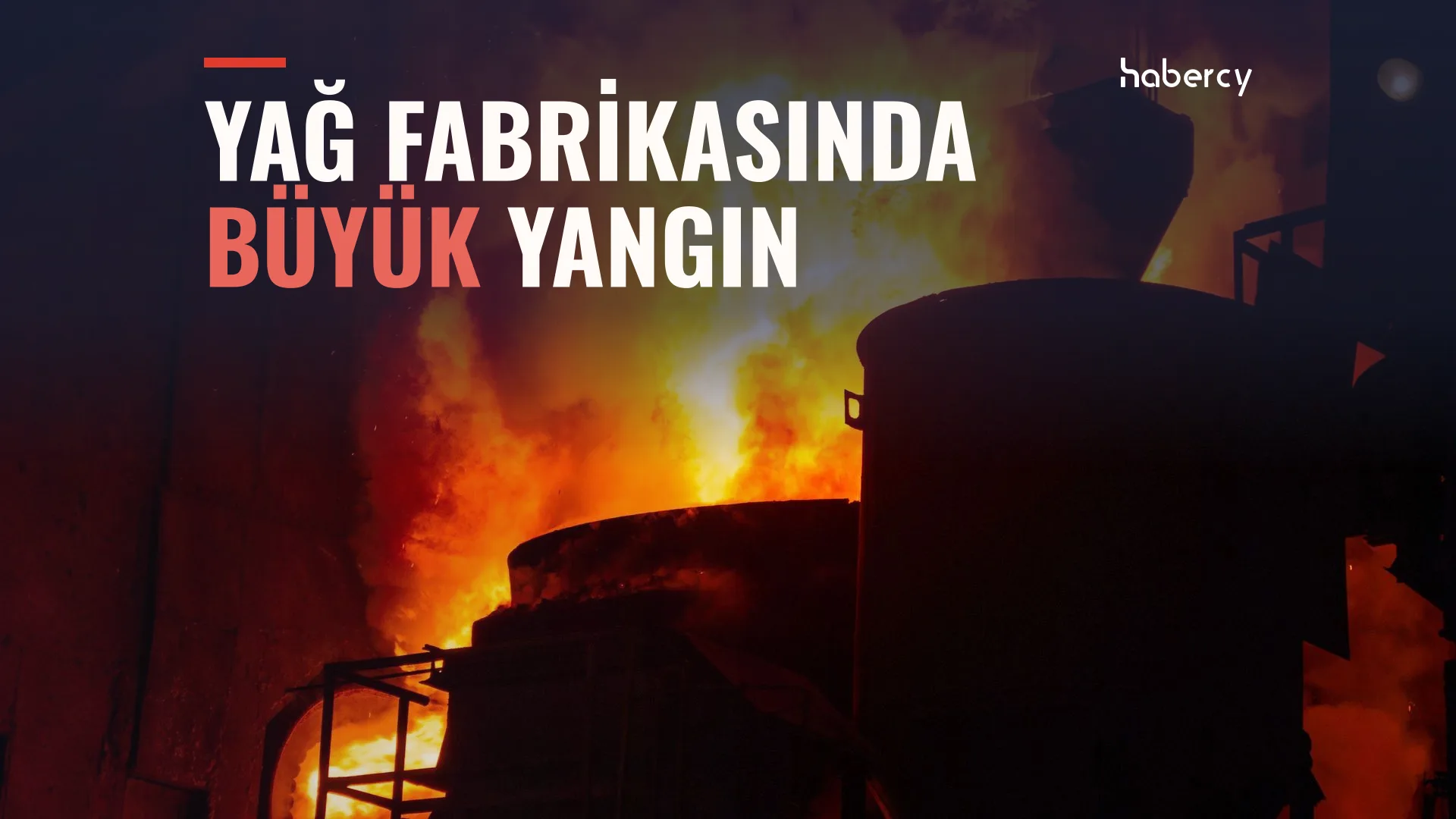 Karanlıkta sanayi tanklarının arkasında yükselen büyük alevler