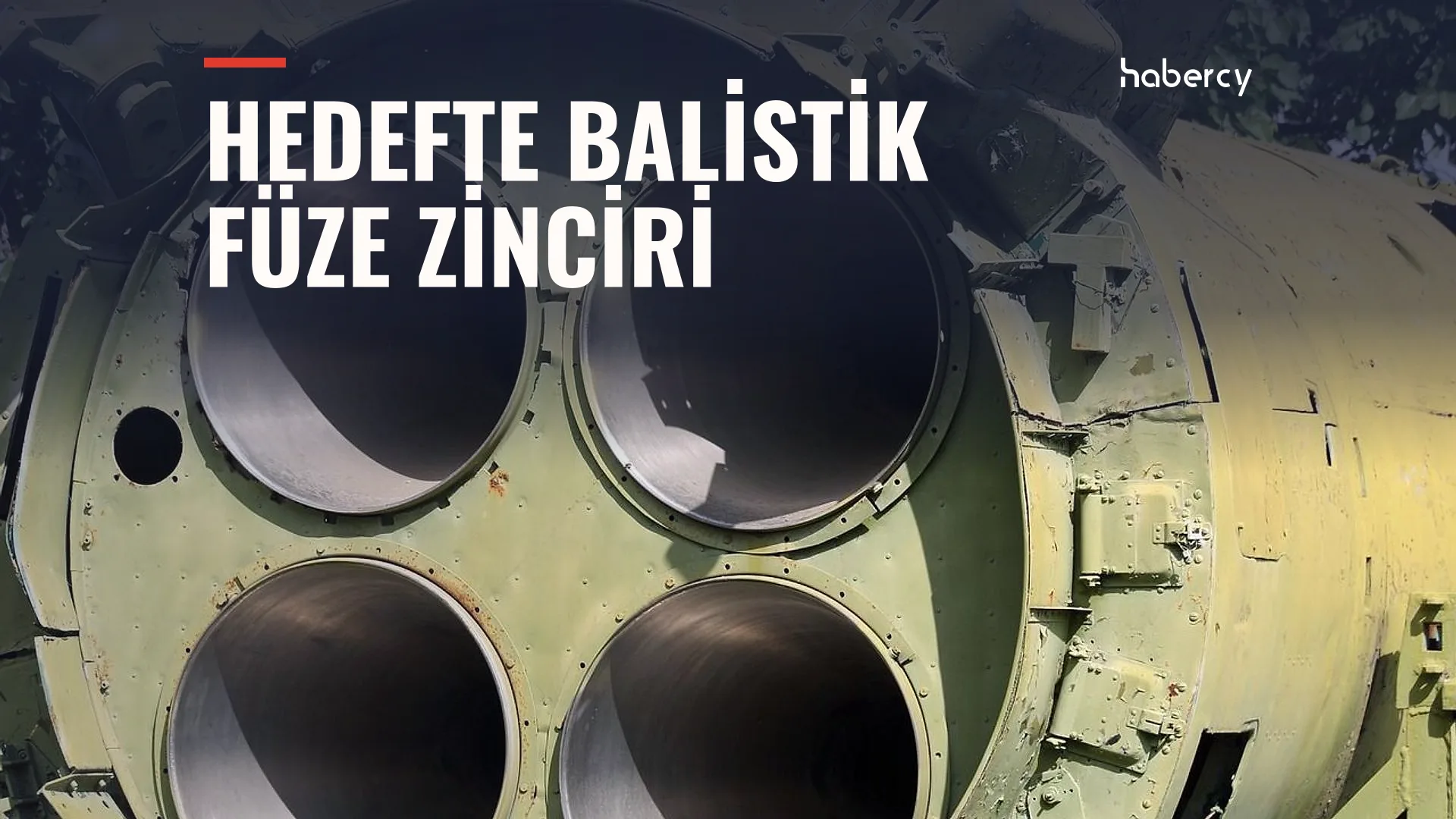Yeşil boyalı bir füzenin dört büyük motor nozulunun yakın çekimi