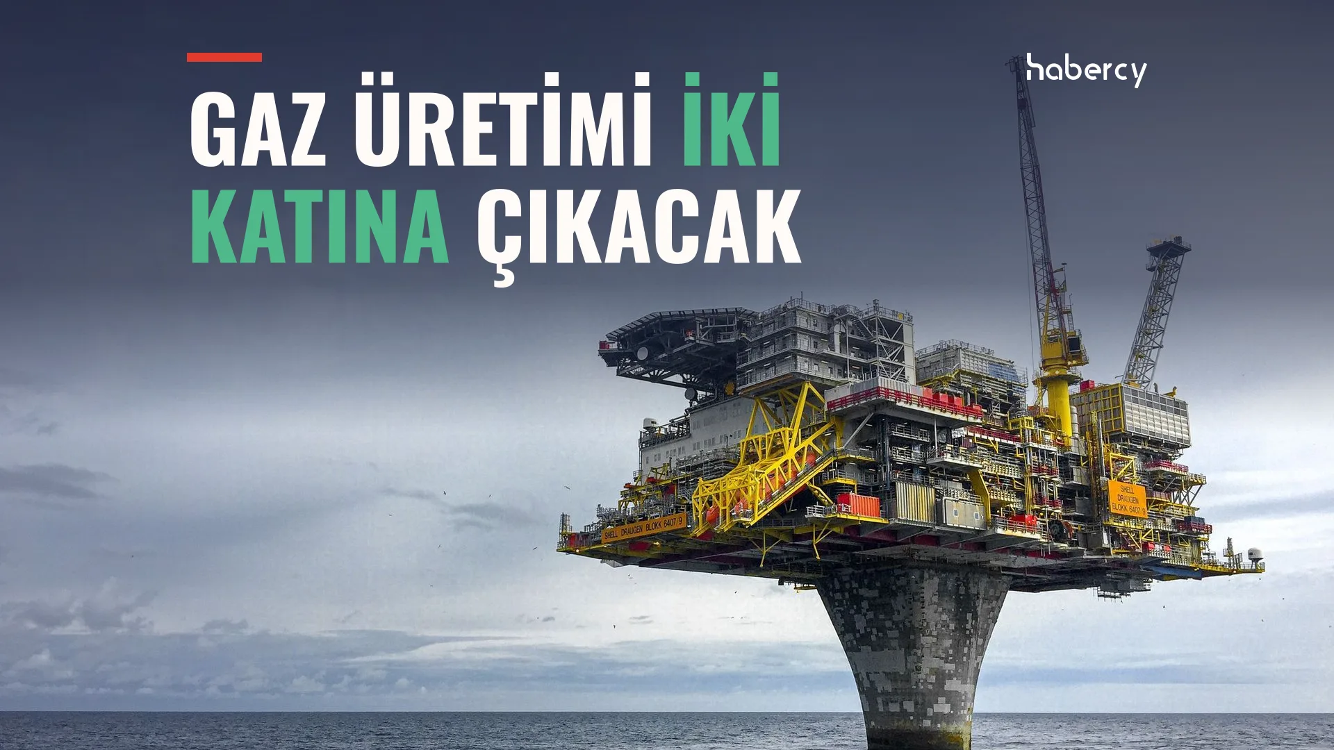 Bulutlu gökyüzü altında denizin ortasında tek ayaklı, sarı vinçli bir açık deniz platformu