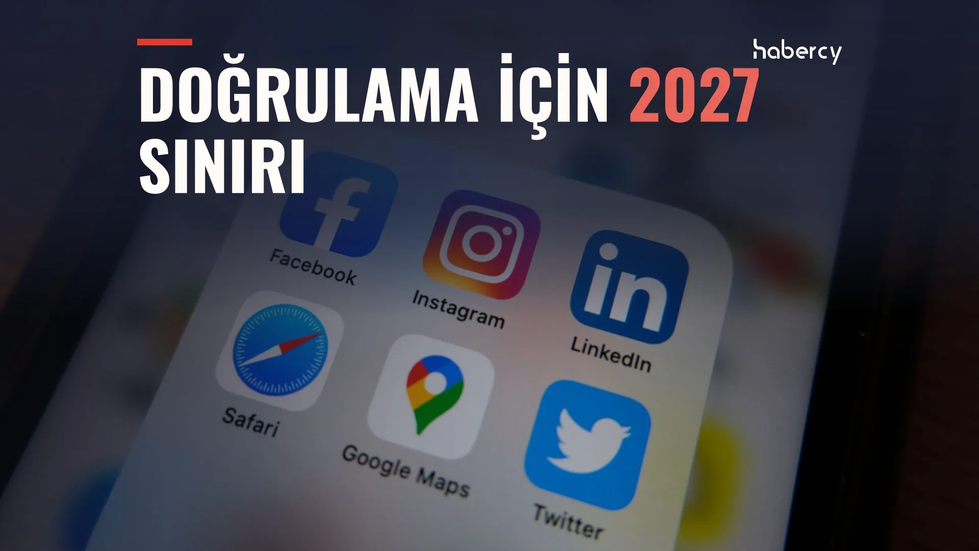 Ekranında Facebook, Instagram, LinkedIn, Safari, Google Maps ve Twitter uygulamaları görünen bir akıllı telefon