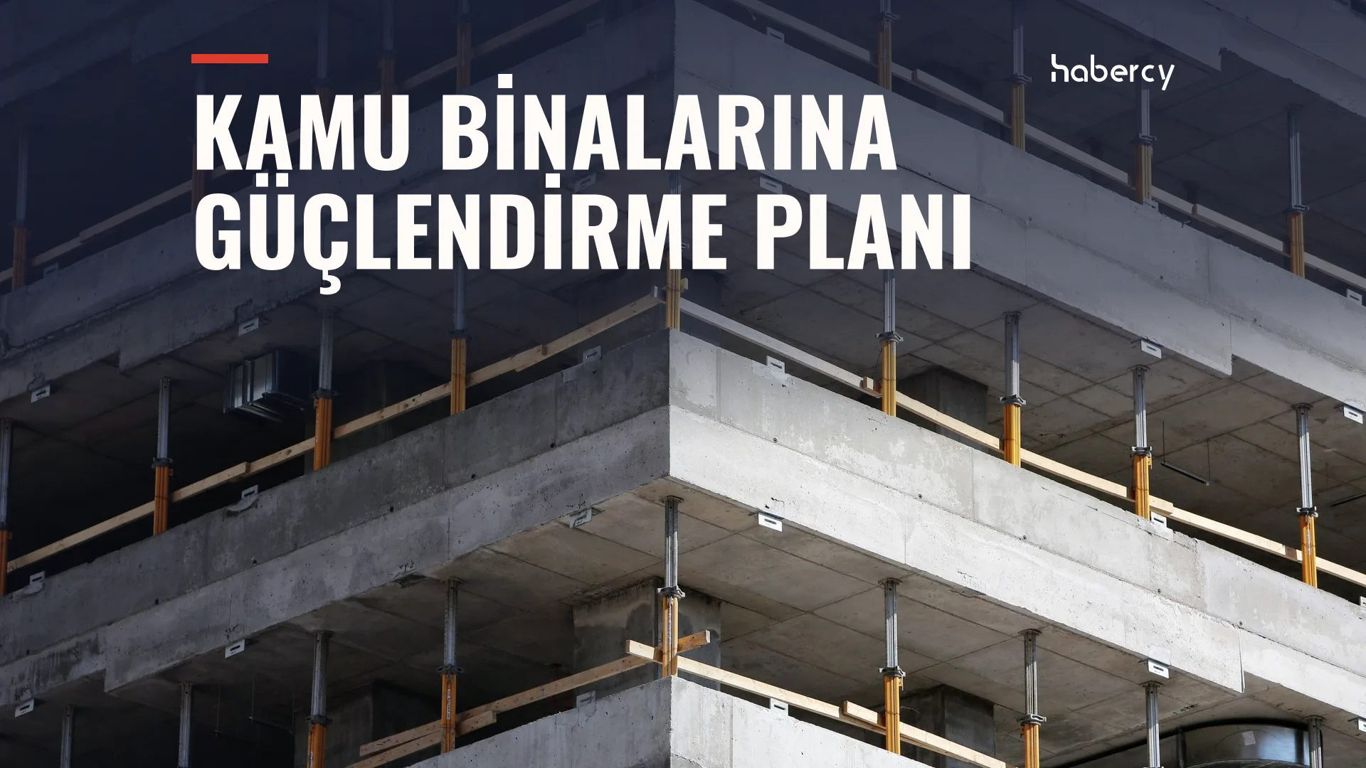 İnşaat halindeki çok katlı betonarme binanın kat döşemeleri ve metal dikmeler