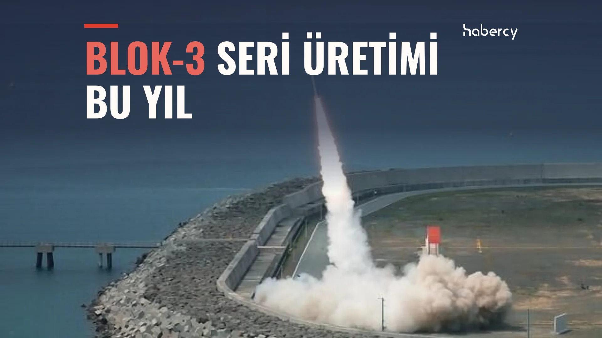 Beyaz sergi platformunda üzerinde Türk bayrağı olan yeşil gri güdüm kitli bomba ve TEBER-81 etiketi