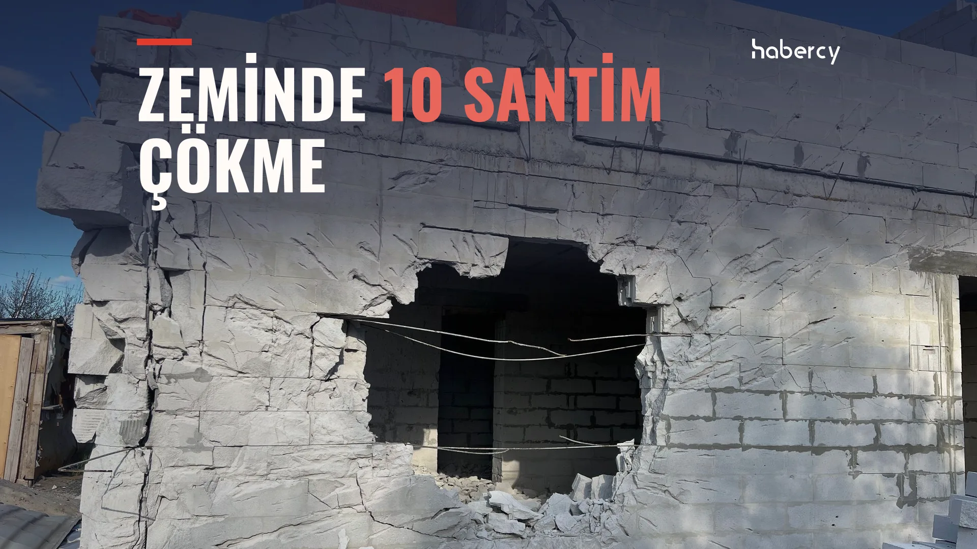 Gaz beton bloklardan yapılmış duvarında büyük bir delik açılmış, çatlamış bir yapı