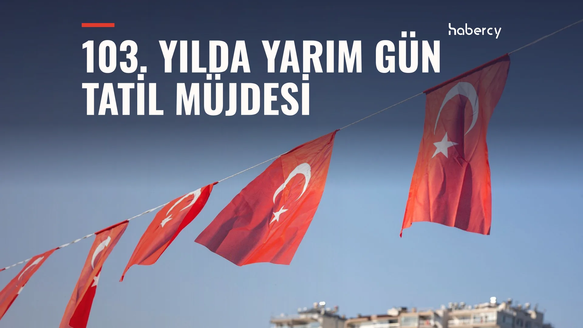 Mavi gökyüzü altında bir ipe dizili dalgalanan Türk bayrakları, altta apartman binaları