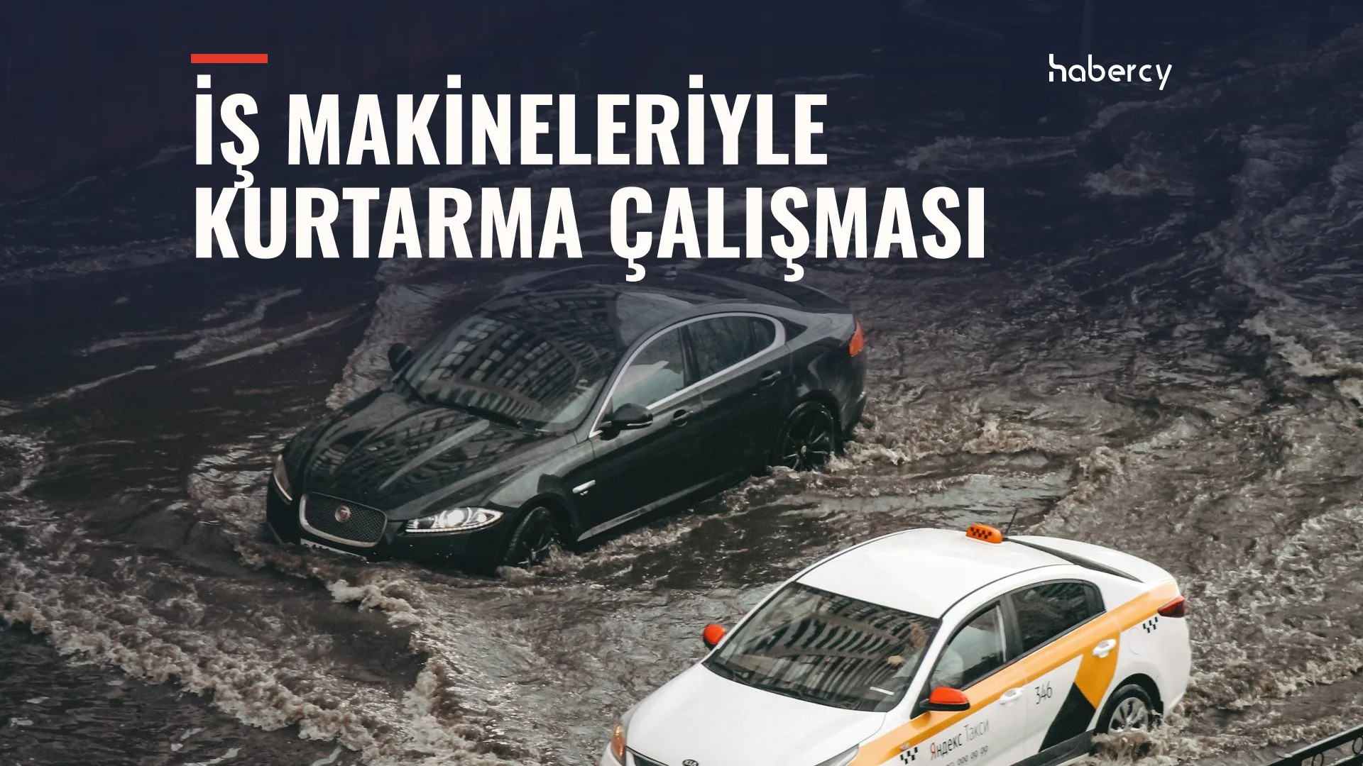 Sel suyunda ilerleyen siyah otomobil ve beyaz sarı taksi