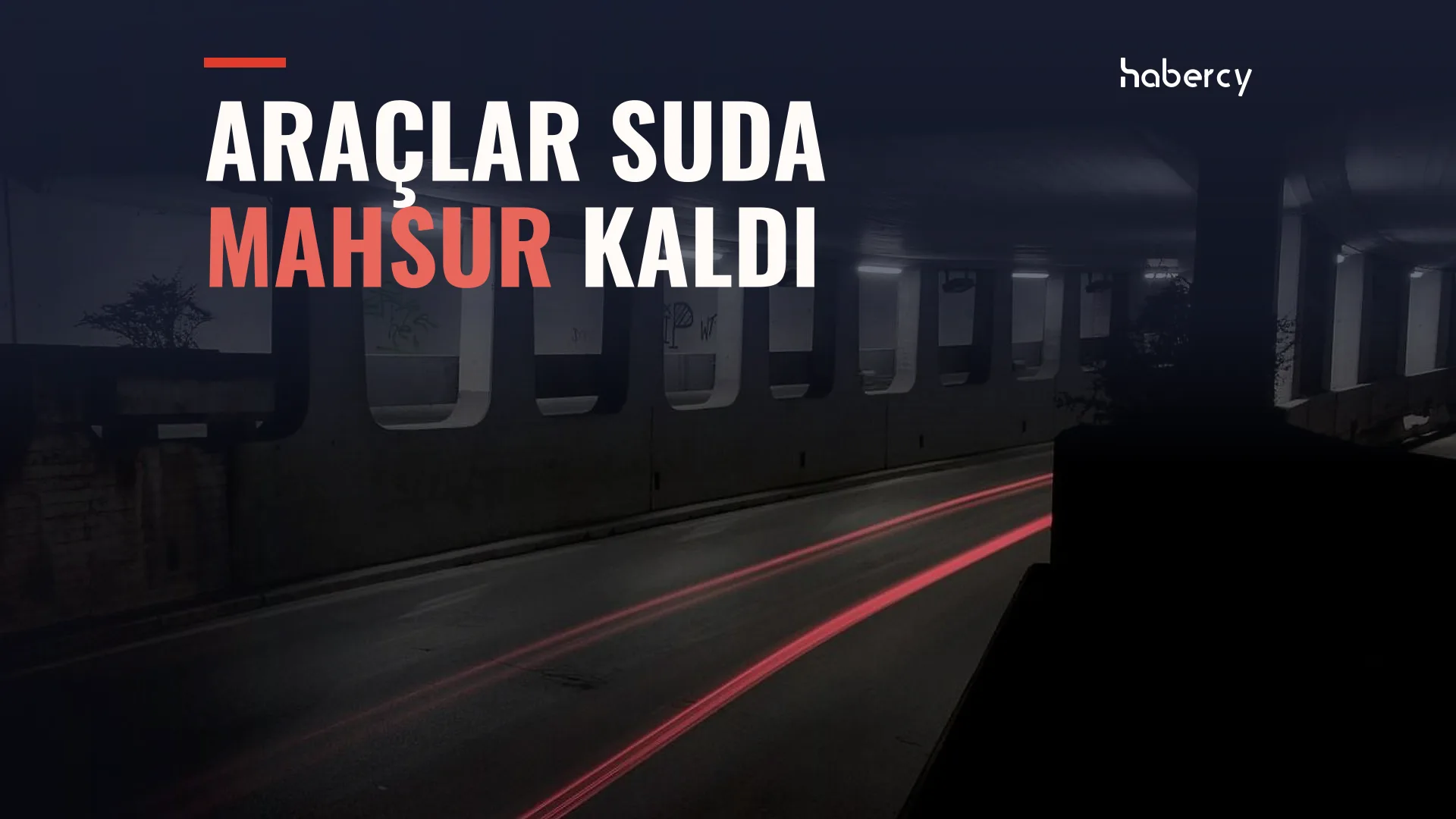 Loş bir alt geçitte araç farlarının bıraktığı kırmızı ışık izleri