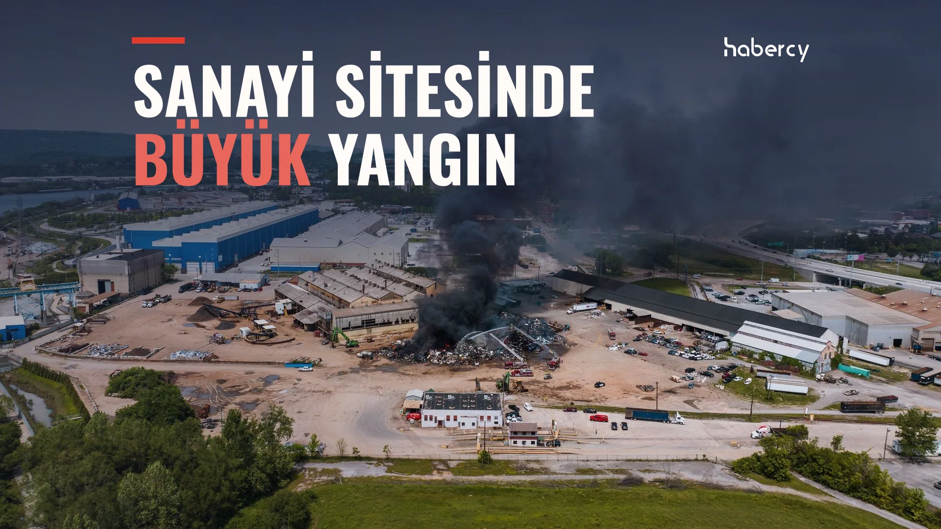 Fabrika alanındaki hurda yığınından yükselen kara dumanın havadan görünümü
