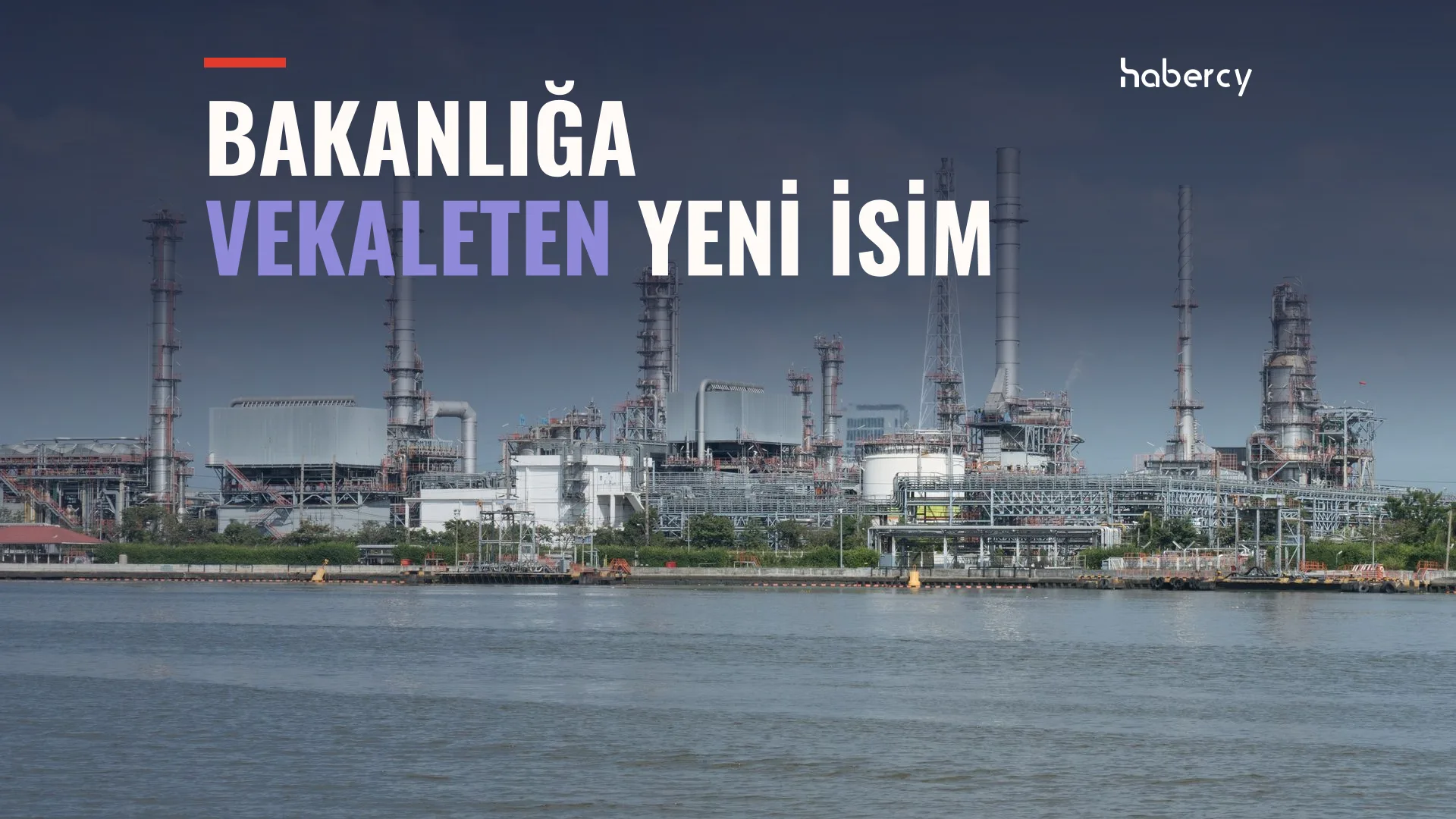 Nehir kıyısında bacaları ve tanklarıyla büyük bir petrol rafinerisi, üstünde yazı