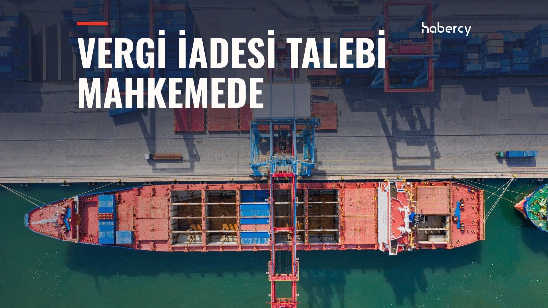 Limanda konteyner yüklü kırmızı kargo gemisinin ve vinçlerin kuşbakışı görüntüsü