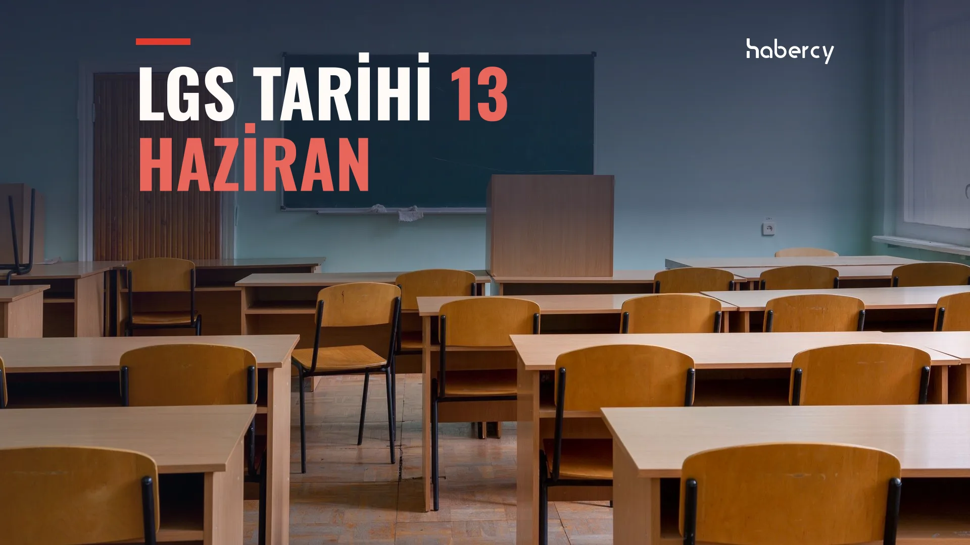 Boş bir sınıfta sıra sıra ahşap masalar, sandalyeler ve duvarda yeşil yazı tahtası