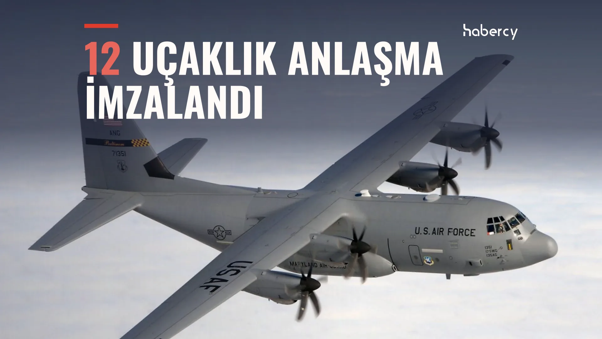Bulutların üzerinde uçan gri, dört pervaneli, U.S. Air Force yazılı askeri nakliye uçağı
