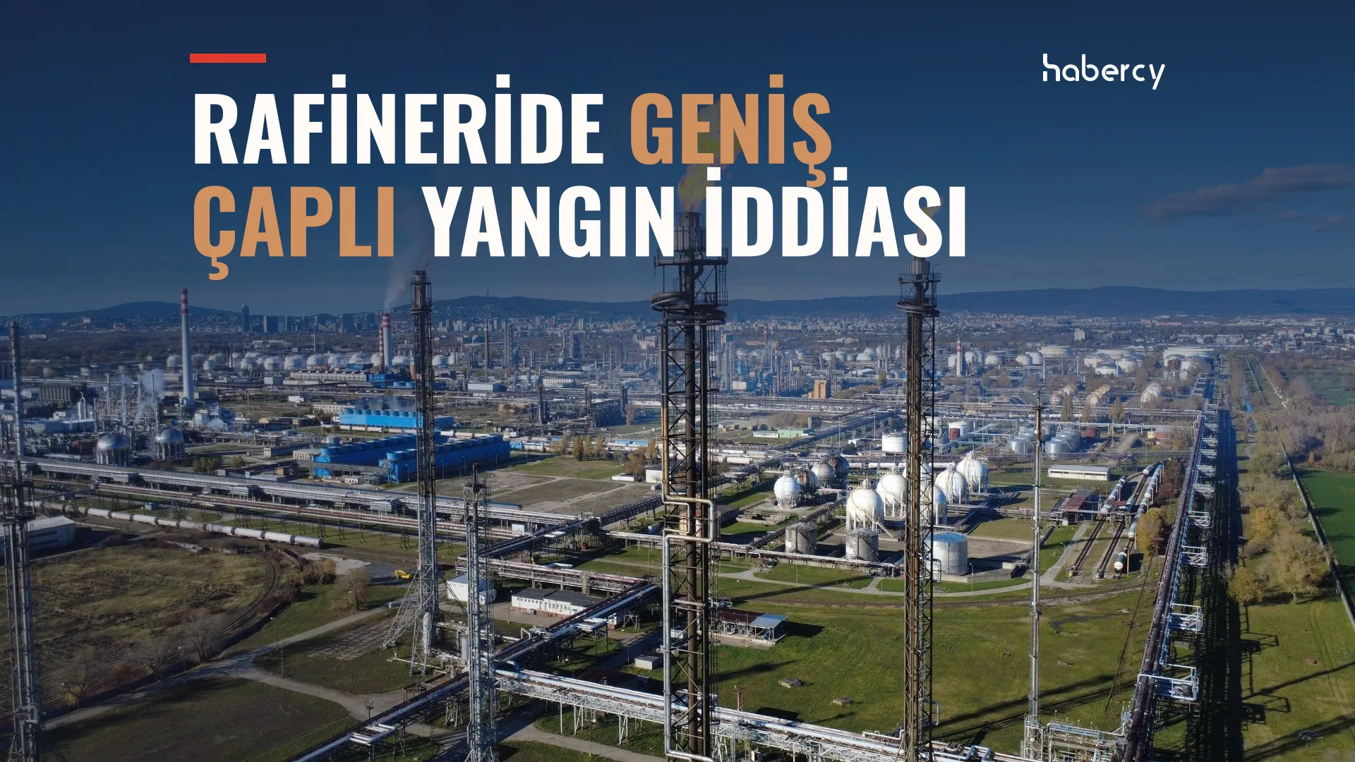 Bacaları ve depolama tanklarıyla geniş bir rafineri tesisinin havadan görünümü