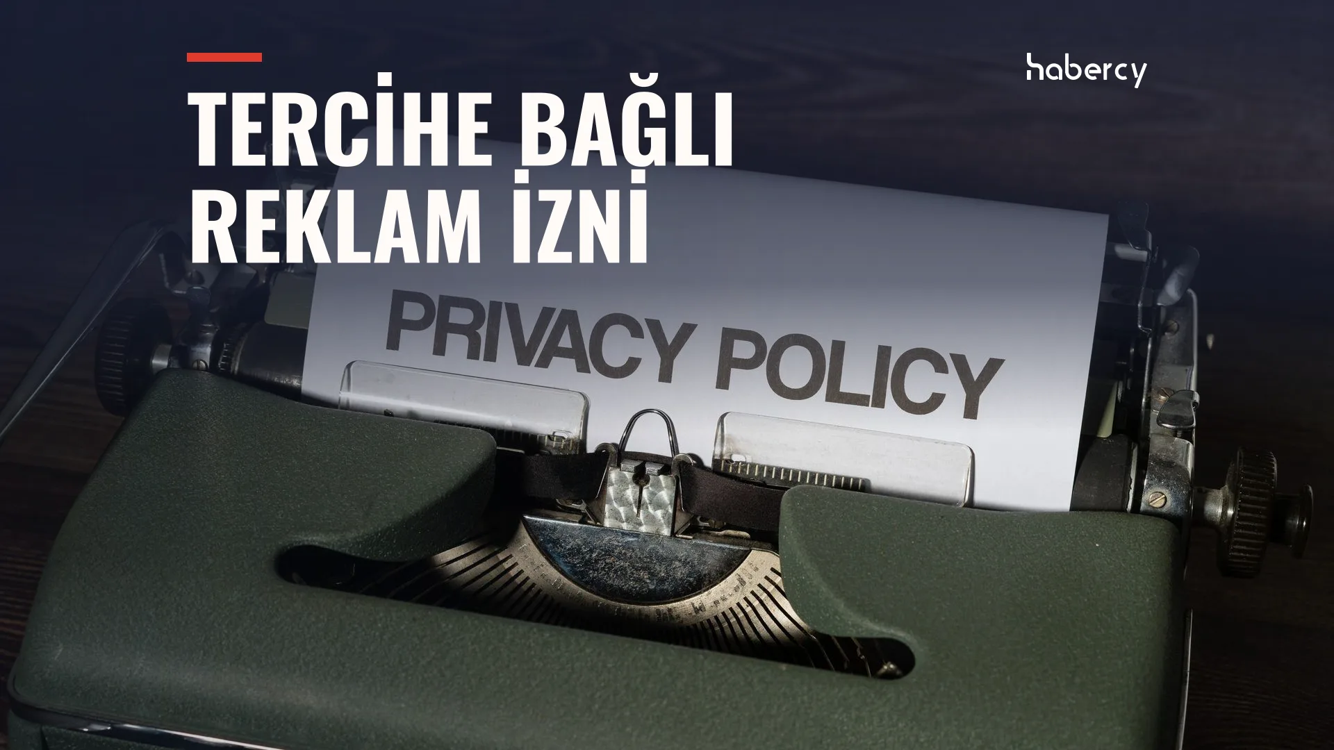 Daktiloya takılı, üzerinde büyük harflerle "PRIVACY POLICY" yazan beyaz bir kâğıt