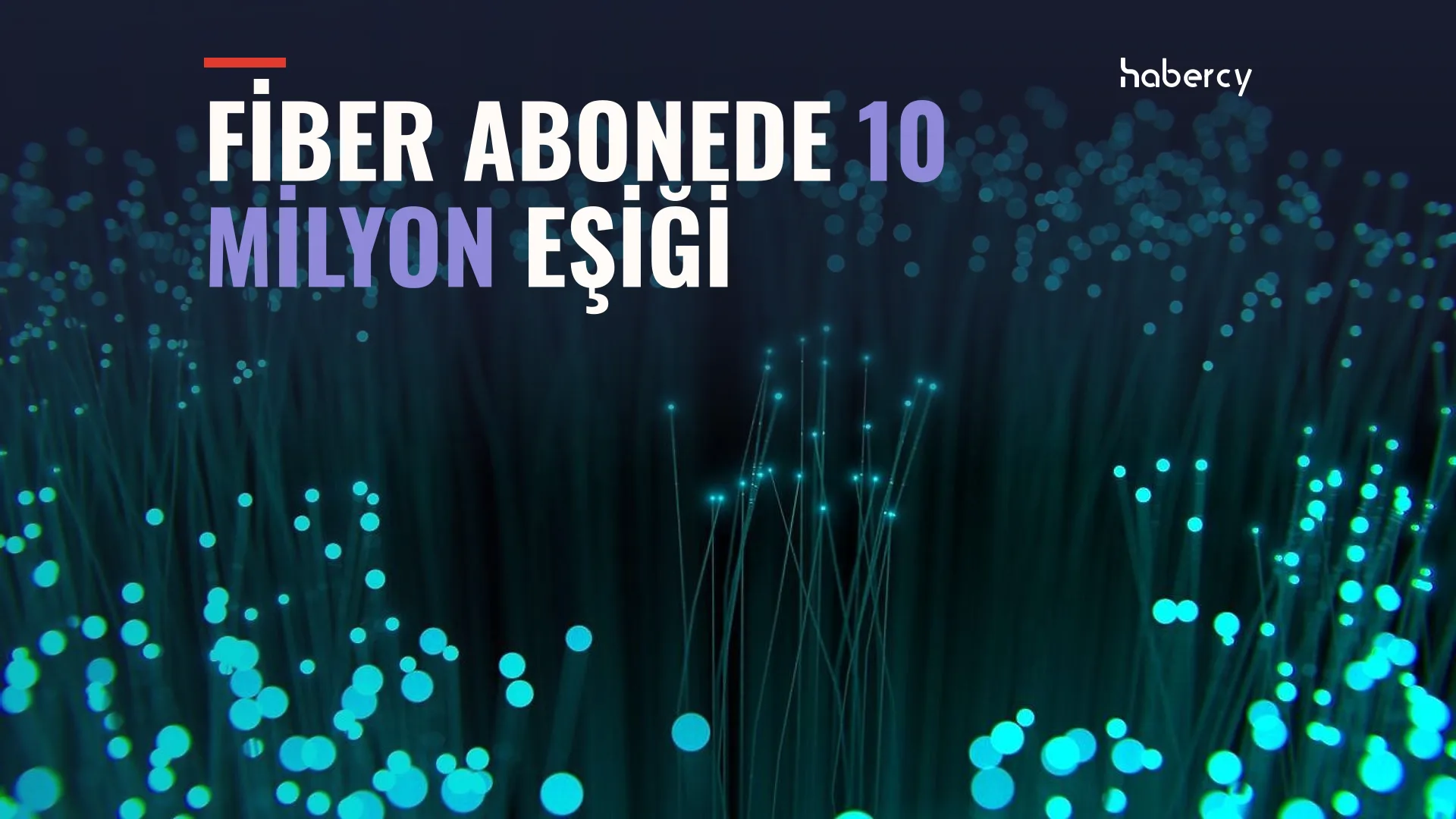 Karanlık zemin üzerinde mavi ve yeşil ışıklı fiber optik kablo uçları