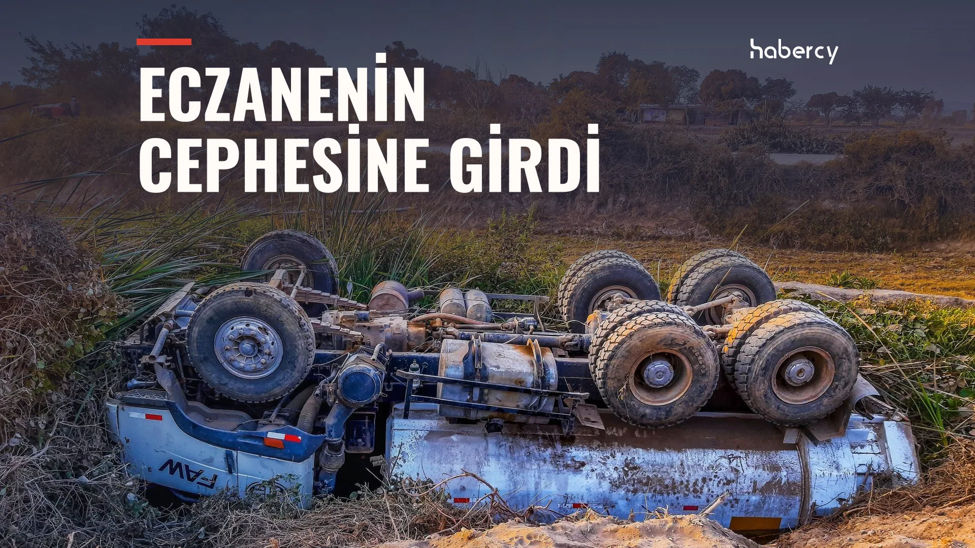 Kırsal bir alanda otların arasında ters dönmüş beyaz bir kamyon