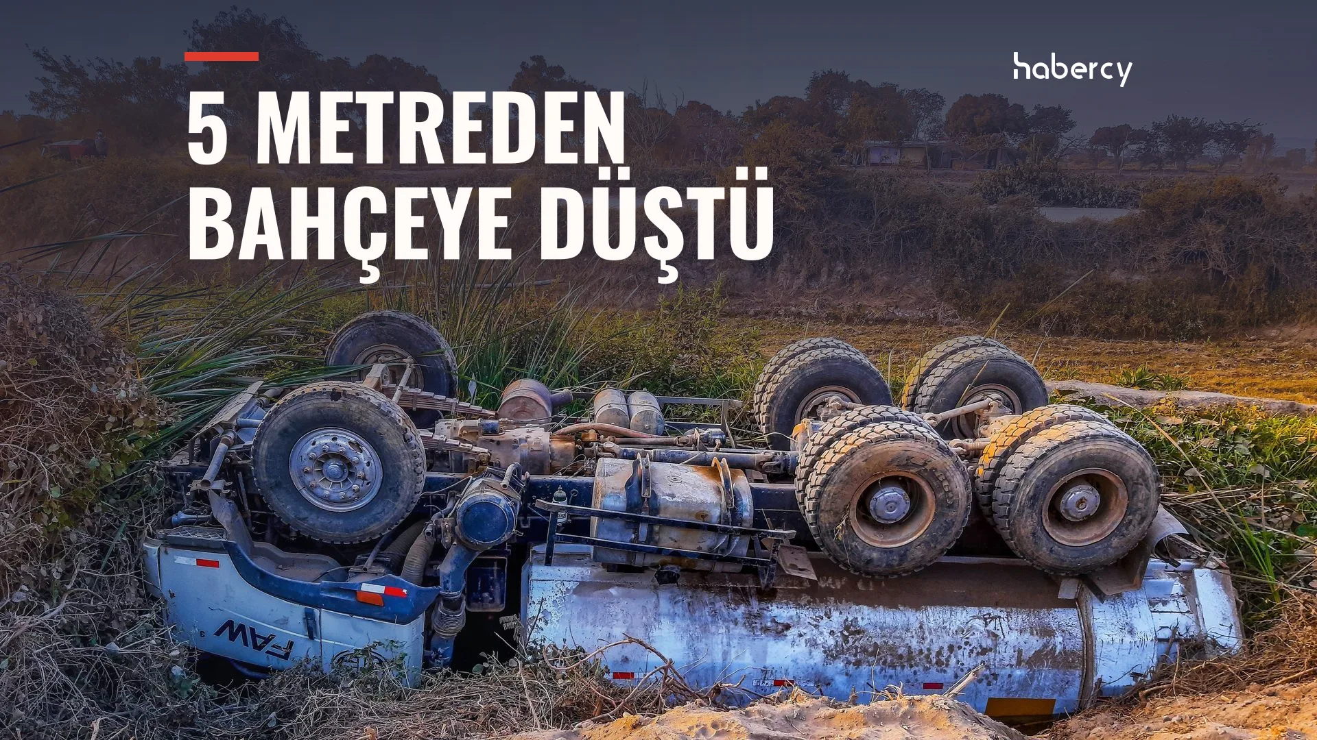 Kuru otların arasındaki tarlada ters dönmüş beyaz bir kamyon